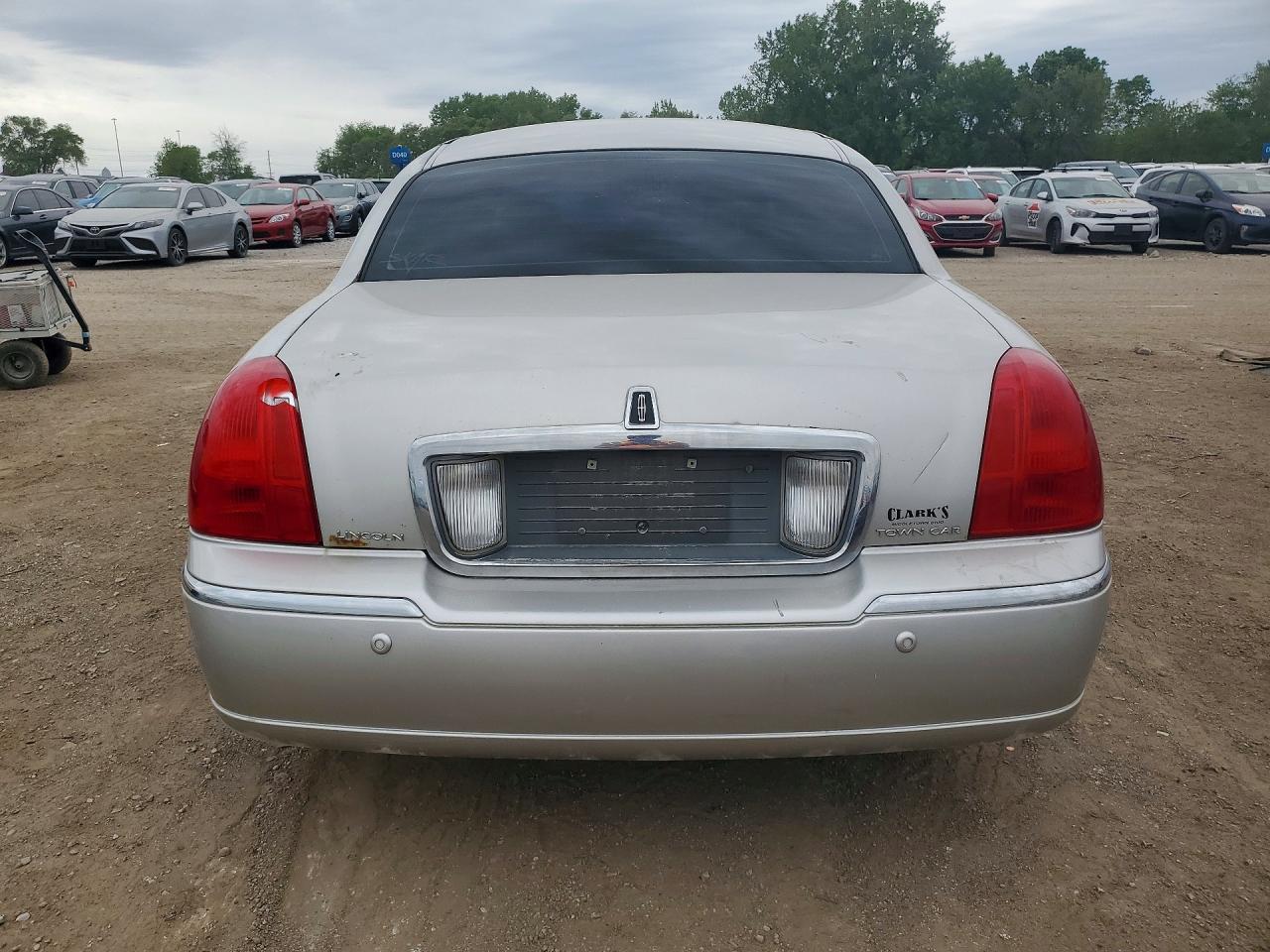 2003 Lincoln Town Car Cartier Silver vin: 1LNHM83WX3Y626677