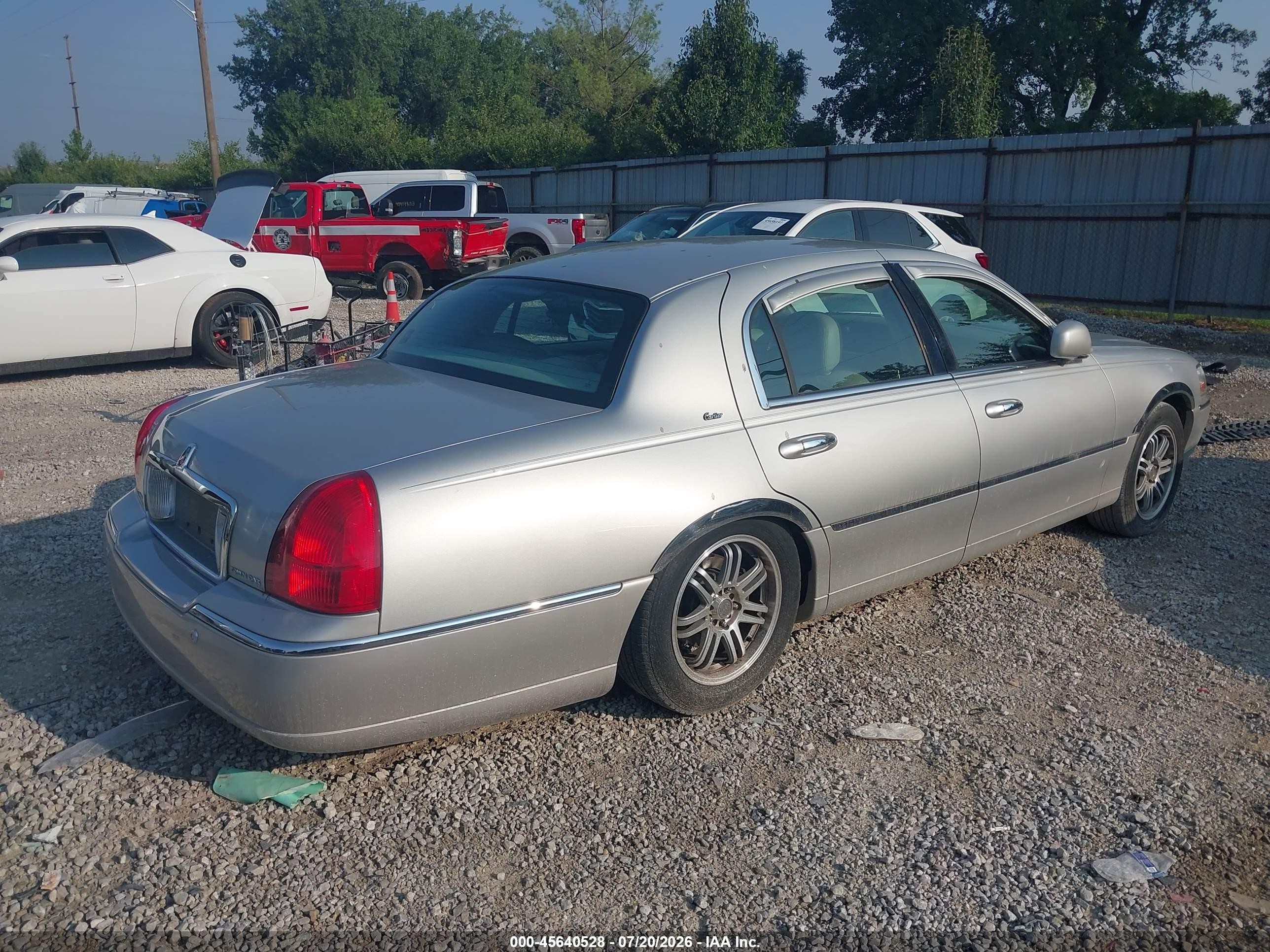 2003 Lincoln Town Car Cartier Silver vin: 1LNHM83WX3Y655743