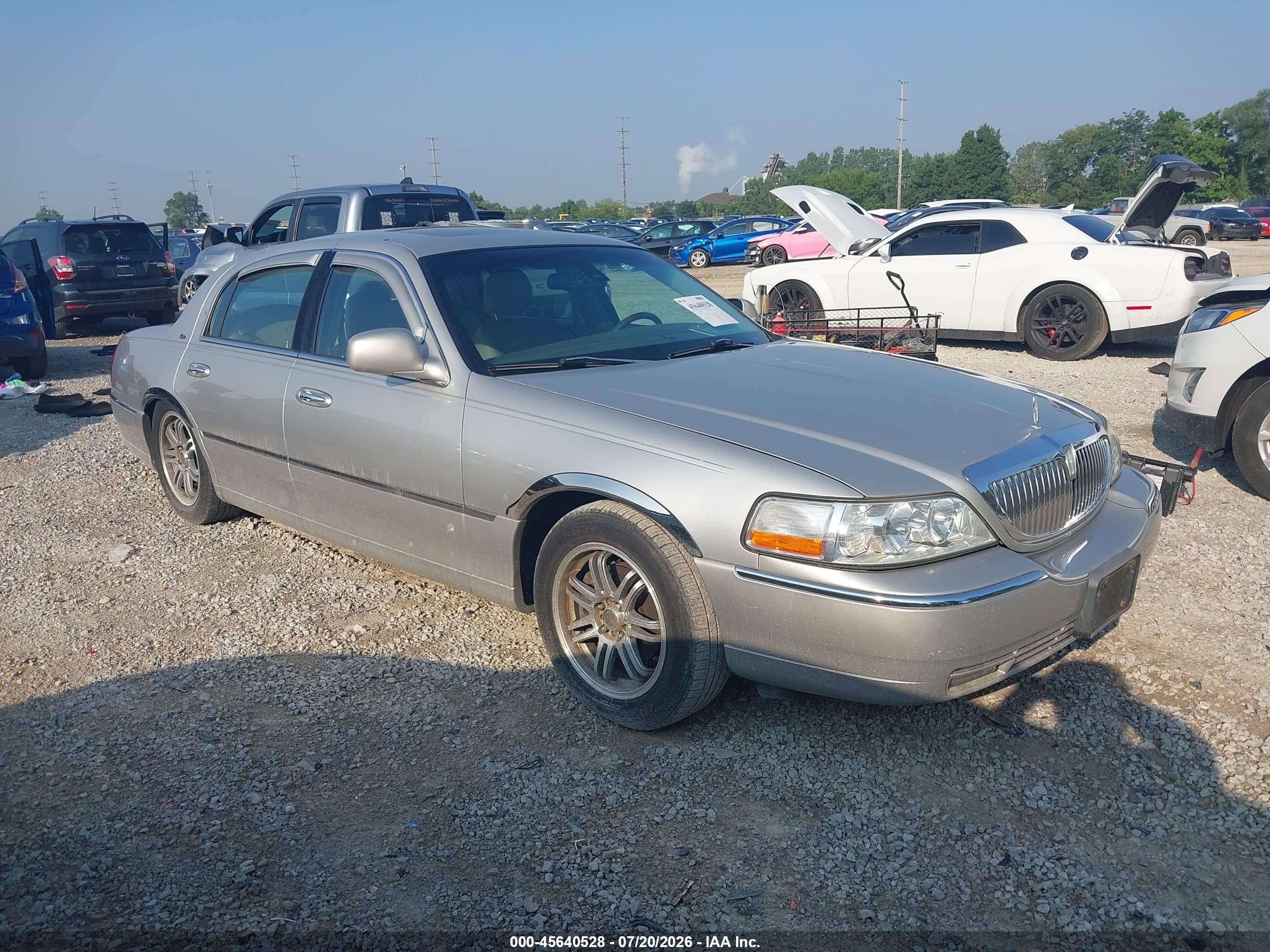 2003 Lincoln Town Car Cartier Silver vin: 1LNHM83WX3Y655743