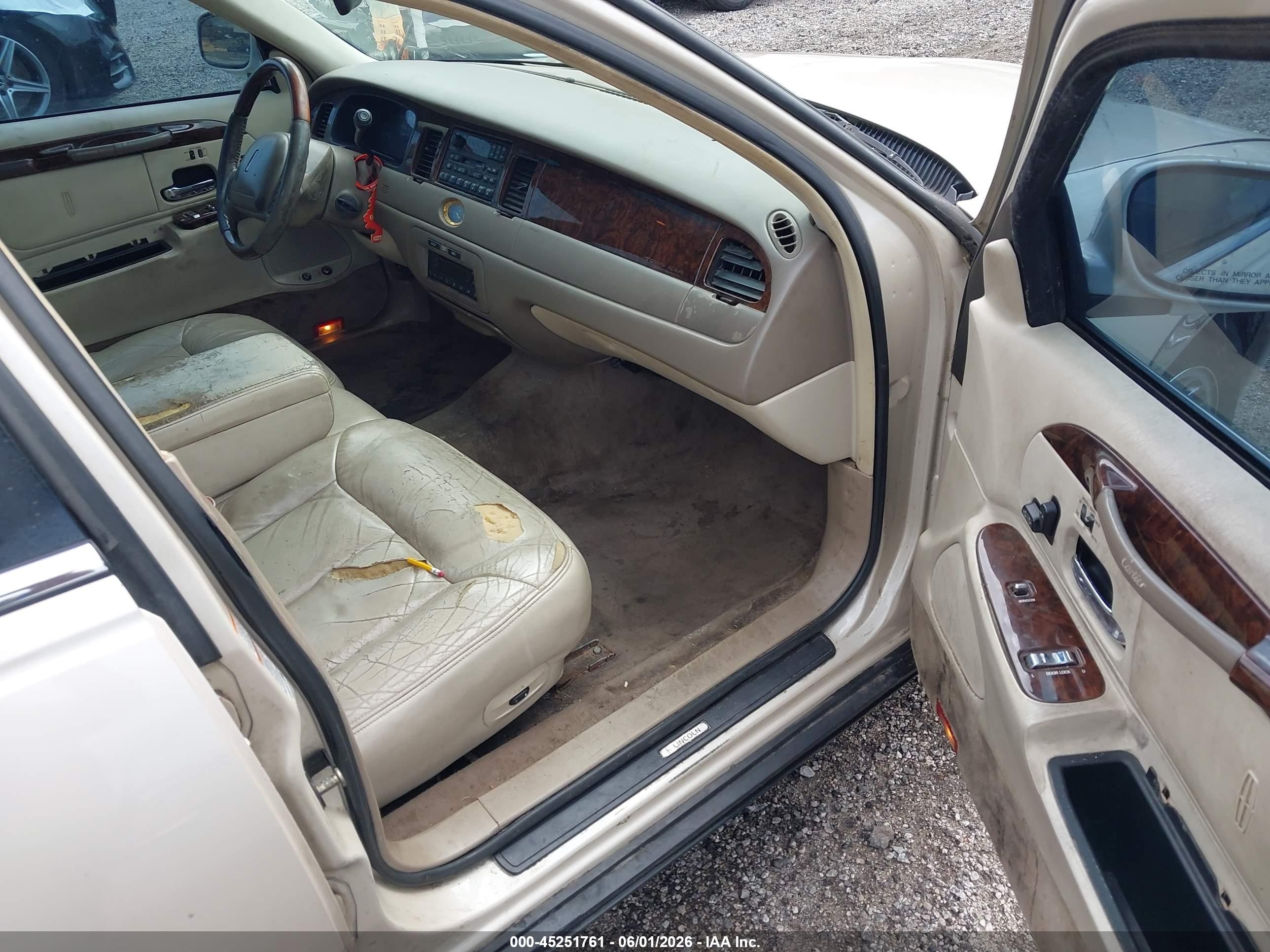 2000 Lincoln Town Car Cartier Cream vin: 1LNHM83WXYY925044