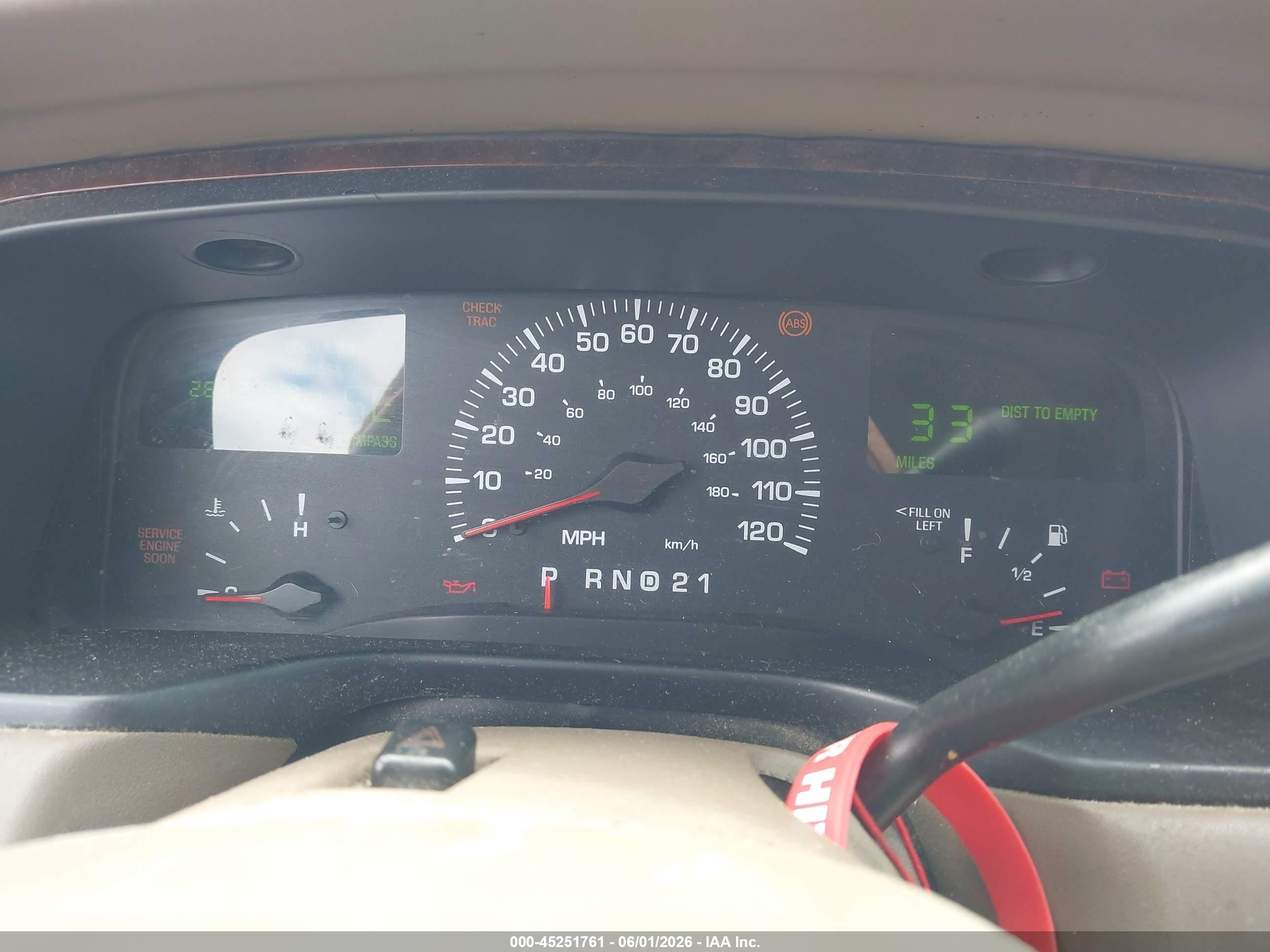 2000 Lincoln Town Car Cartier Cream vin: 1LNHM83WXYY925044