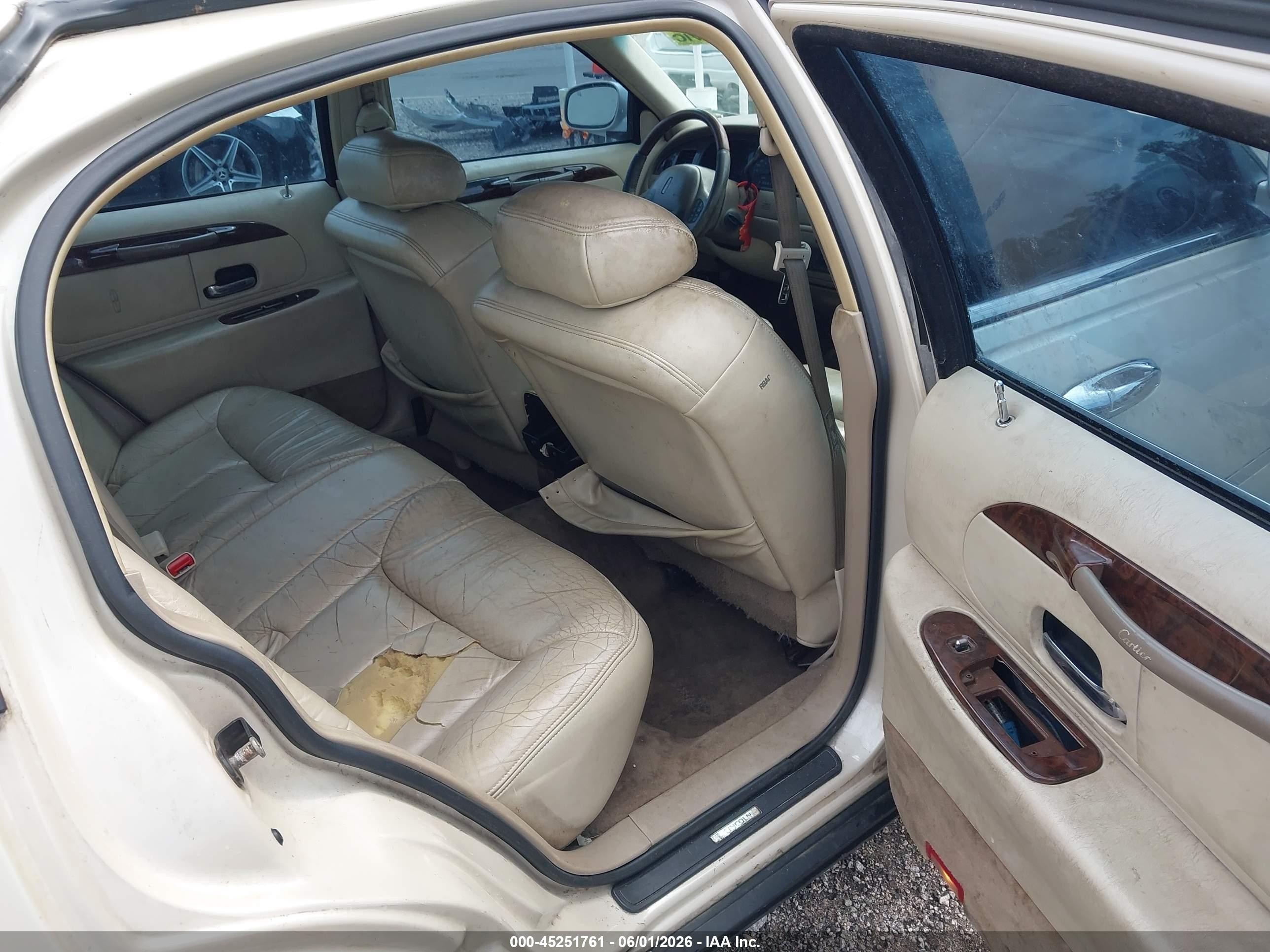2000 Lincoln Town Car Cartier Cream vin: 1LNHM83WXYY925044
