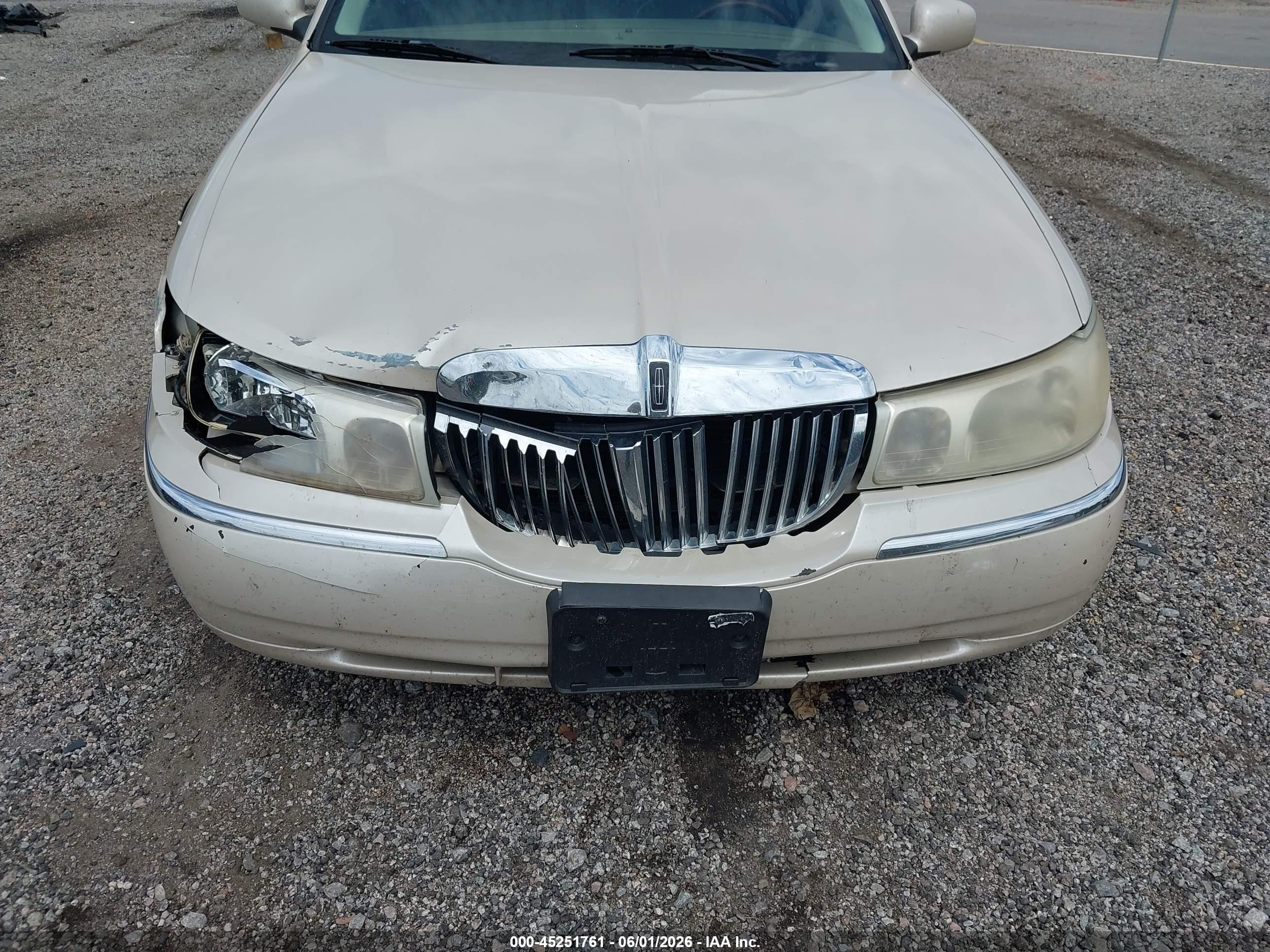 2000 Lincoln Town Car Cartier Cream vin: 1LNHM83WXYY925044