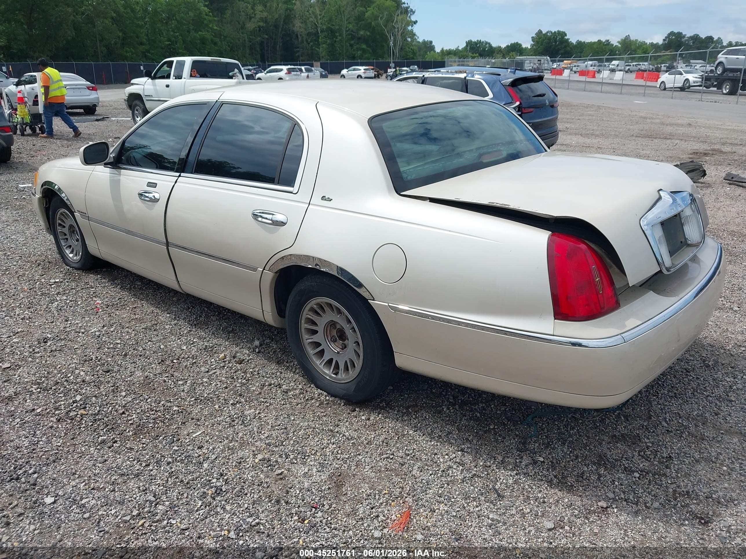 2000 Lincoln Town Car Cartier Cream vin: 1LNHM83WXYY925044