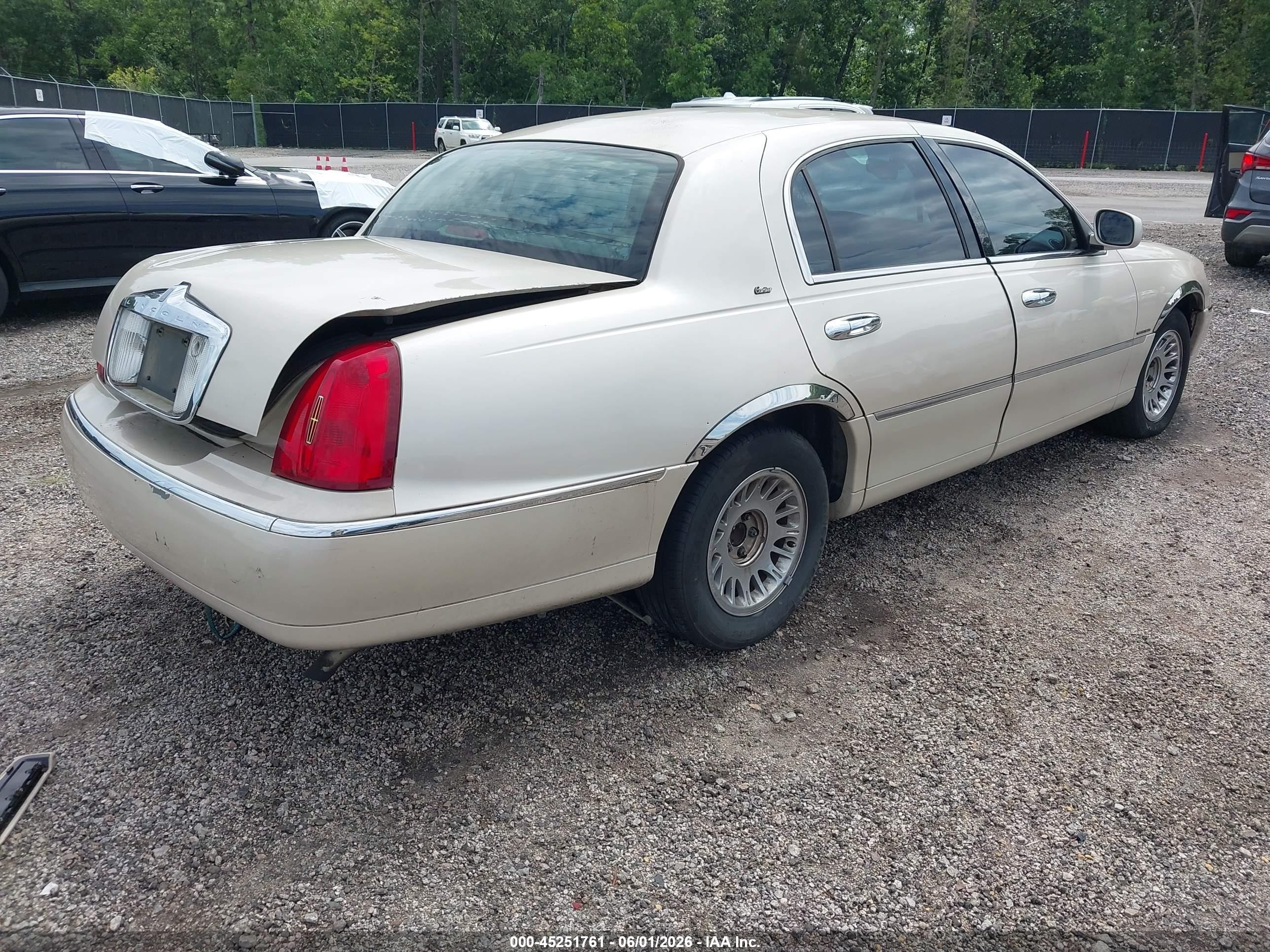 2000 Lincoln Town Car Cartier Cream vin: 1LNHM83WXYY925044