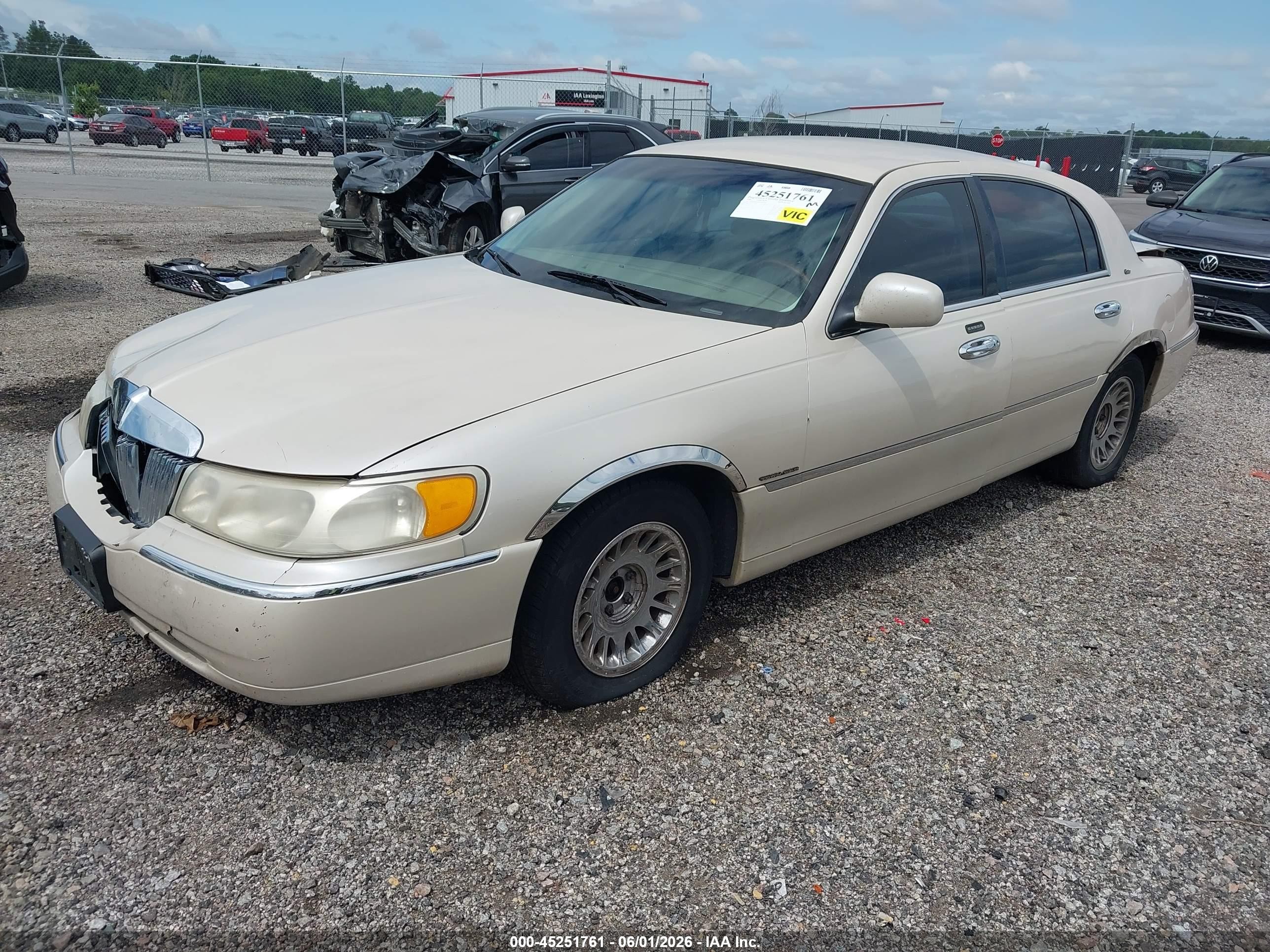 2000 Lincoln Town Car Cartier Cream vin: 1LNHM83WXYY925044