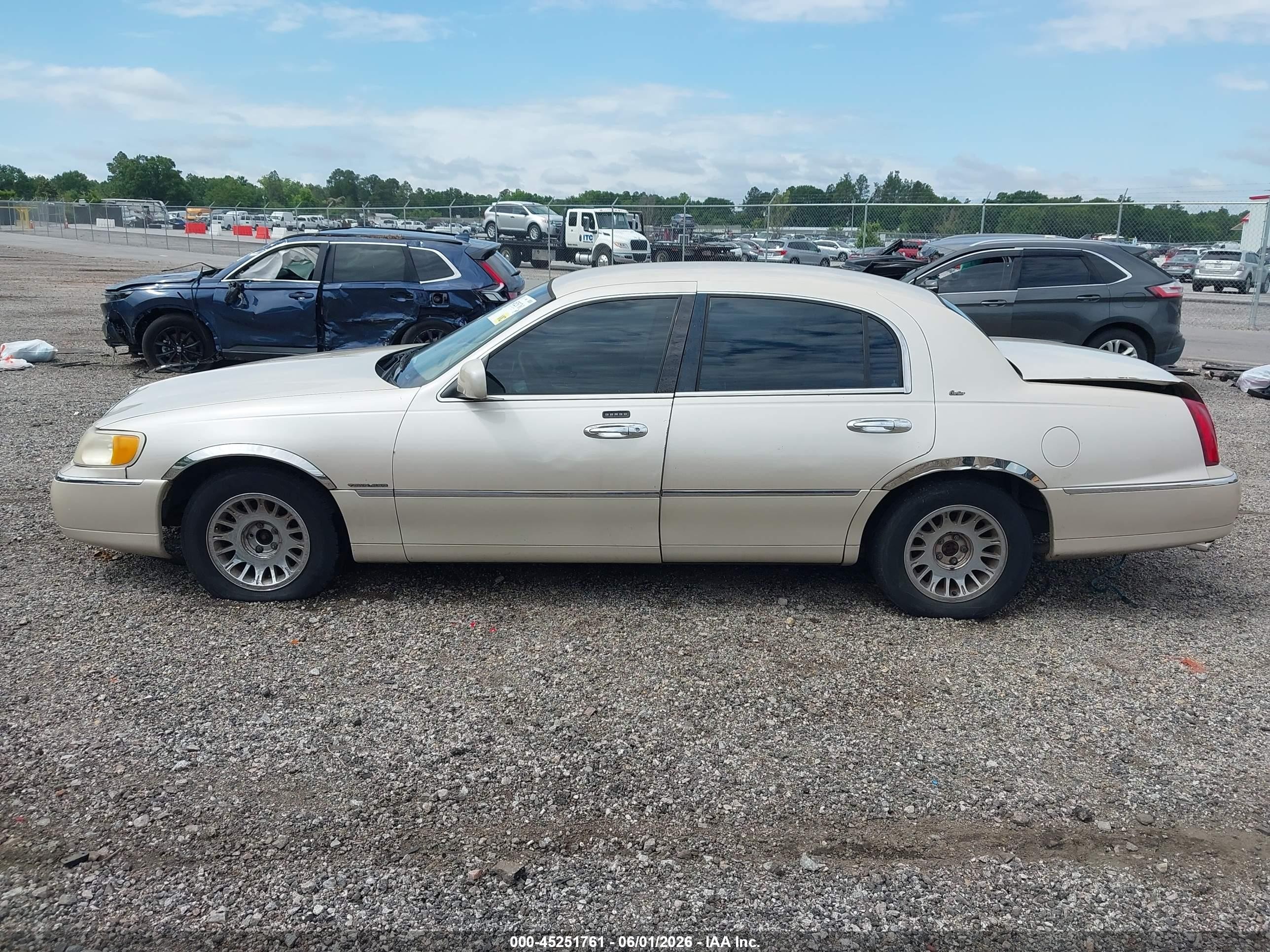 2000 Lincoln Town Car Cartier Cream vin: 1LNHM83WXYY925044