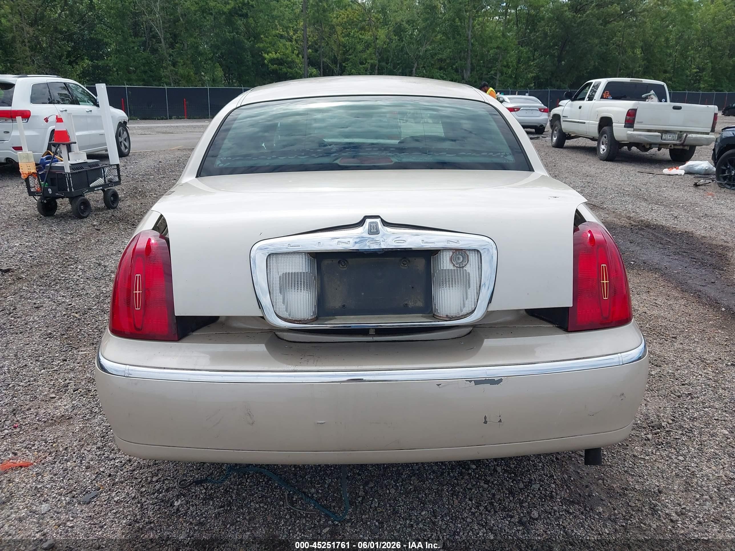 2000 Lincoln Town Car Cartier Cream vin: 1LNHM83WXYY925044