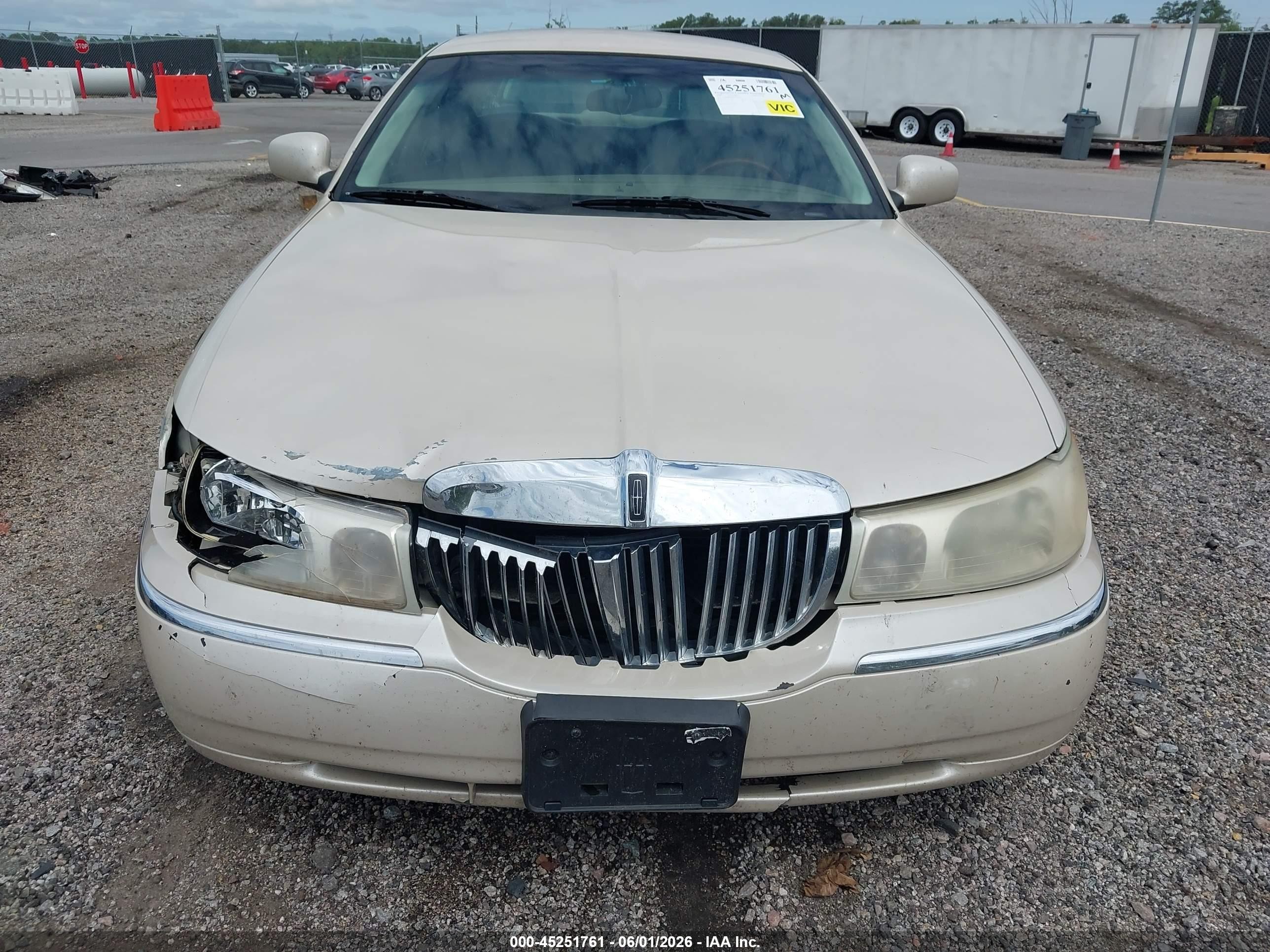 2000 Lincoln Town Car Cartier Cream vin: 1LNHM83WXYY925044