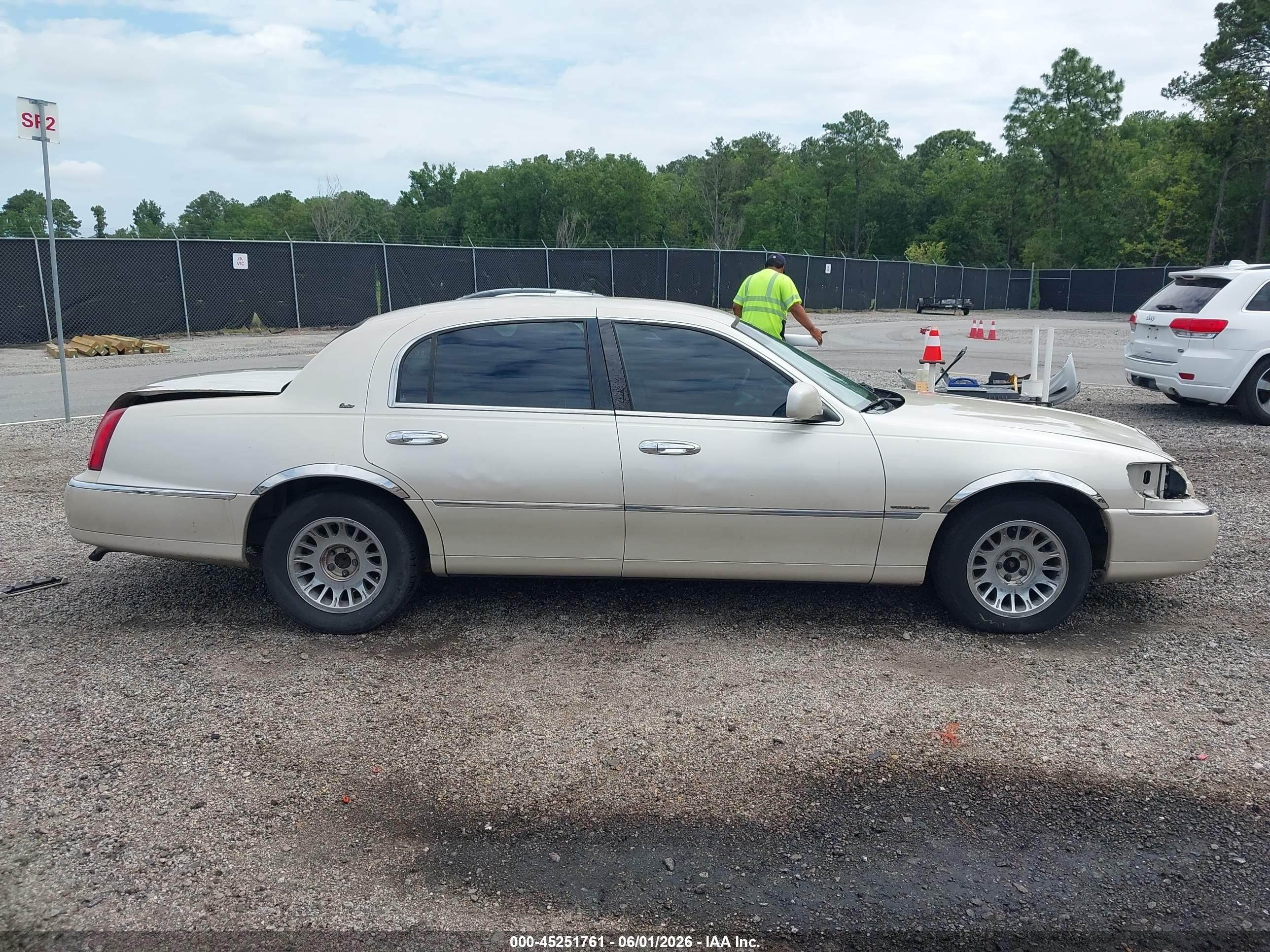 2000 Lincoln Town Car Cartier Cream vin: 1LNHM83WXYY925044