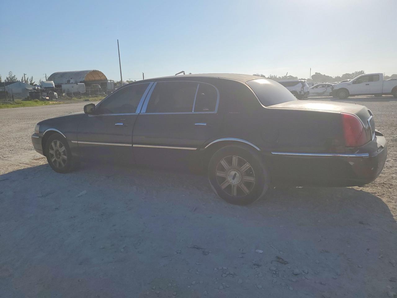 2007 Lincoln Town Car Executive L Black vin: 1LNHM84W17Y637300