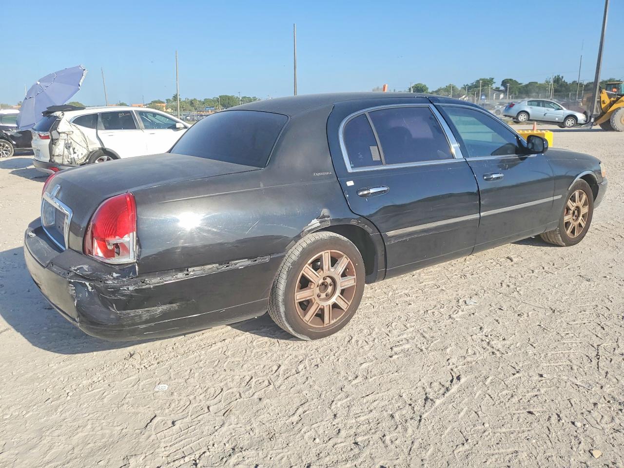 2007 Lincoln Town Car Executive L Black vin: 1LNHM84W17Y637300