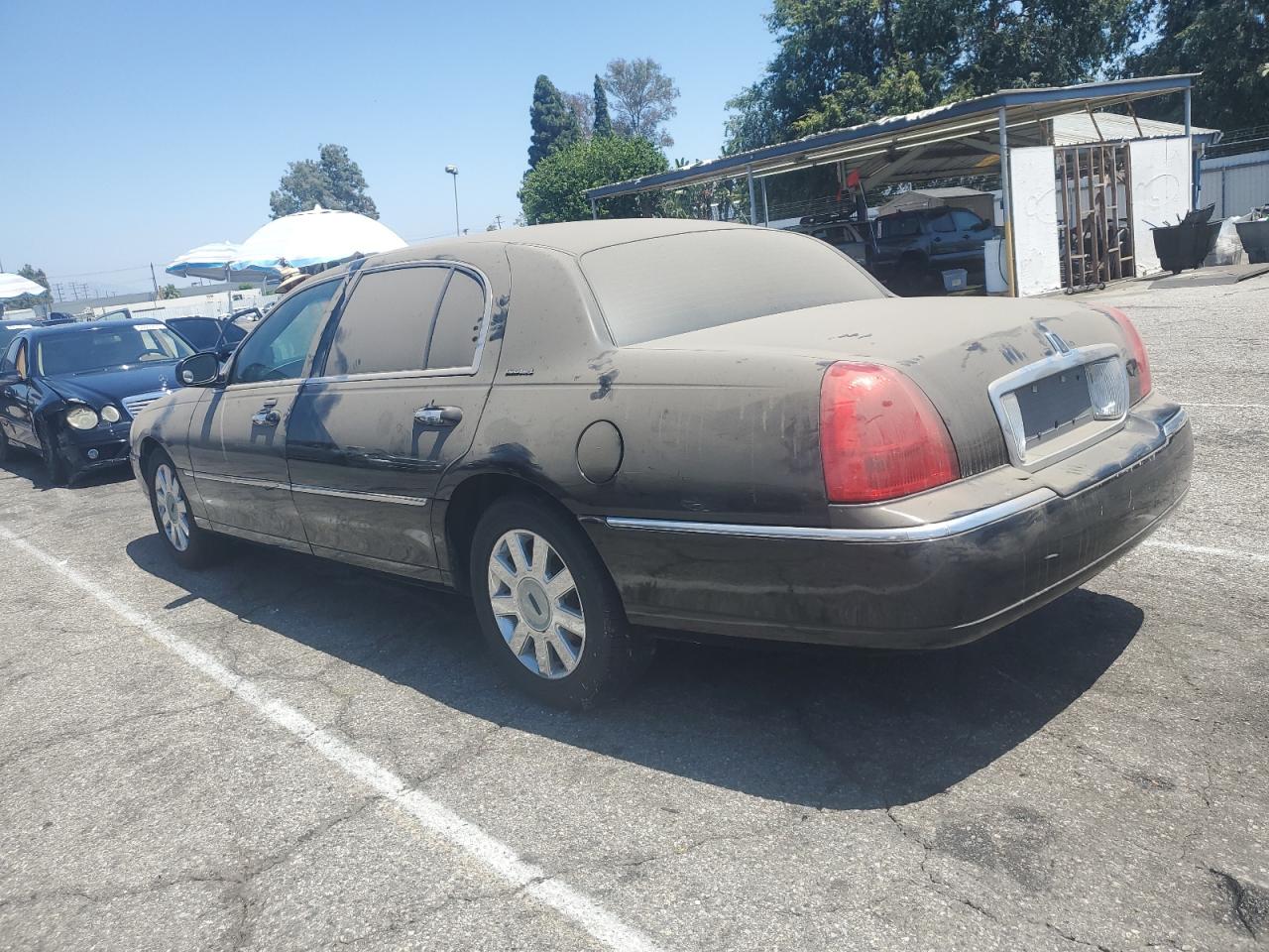 2005 Lincoln Town Car Executive L Black vin: 1LNHM84W45Y619127