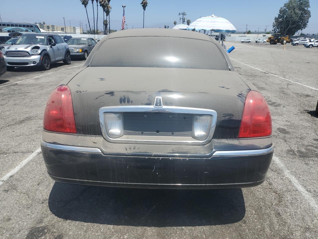 2005 Lincoln Town Car Executive L Black vin: 1LNHM84W45Y619127