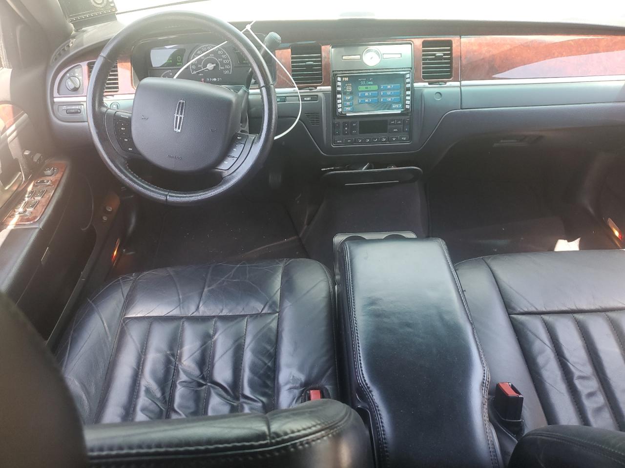 2005 Lincoln Town Car Executive L Black vin: 1LNHM84W45Y619127