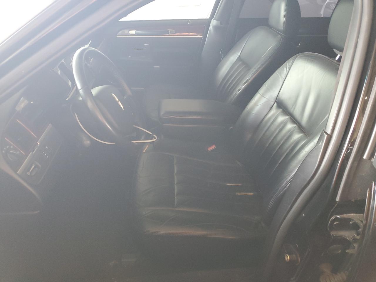 2005 Lincoln Town Car Executive L Black vin: 1LNHM84W45Y619127