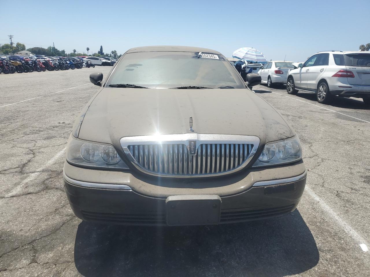 2005 Lincoln Town Car Executive L Black vin: 1LNHM84W45Y619127