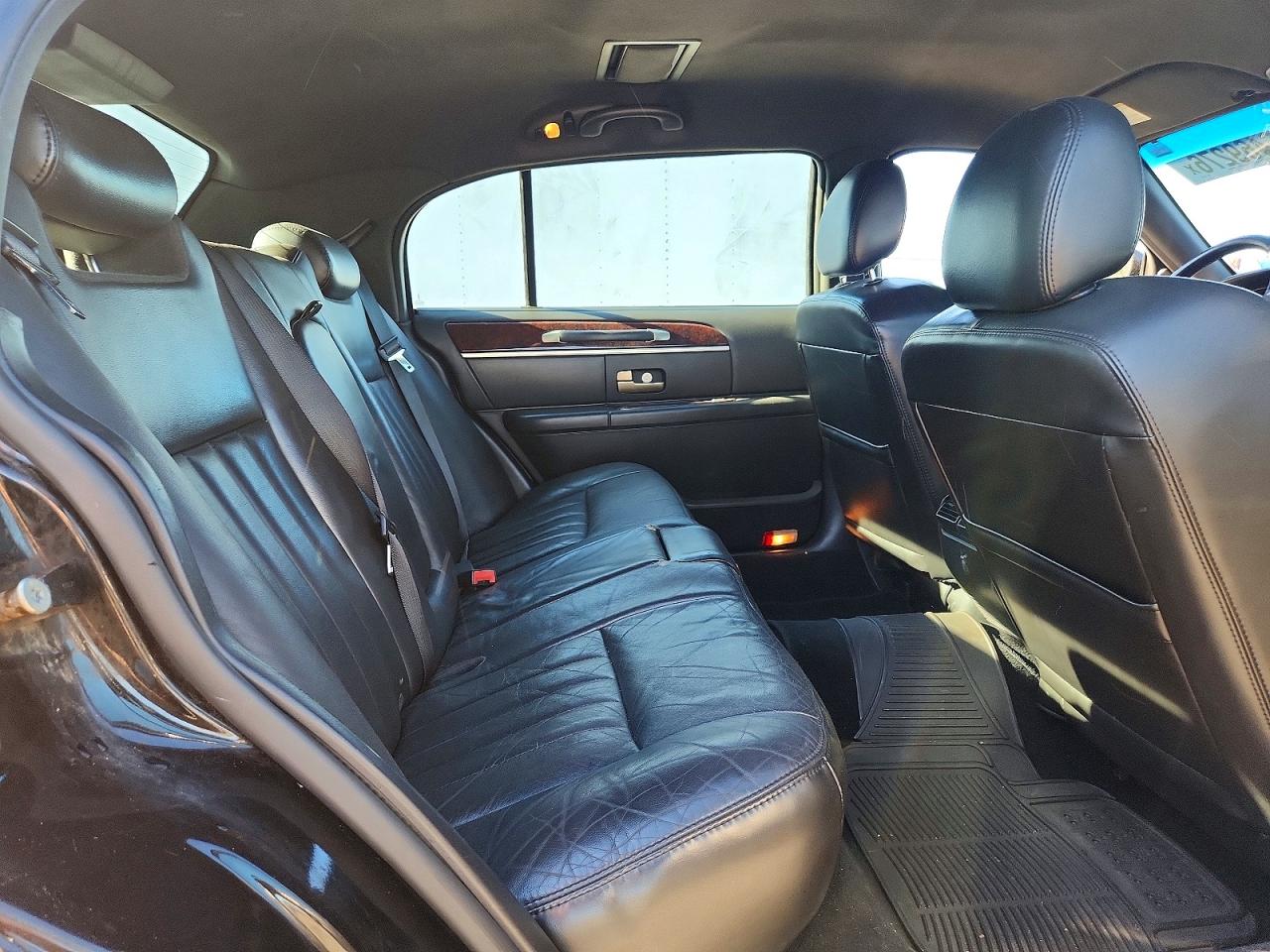 2007 Lincoln Town Car Executive L Black vin: 1LNHM84W47Y635475