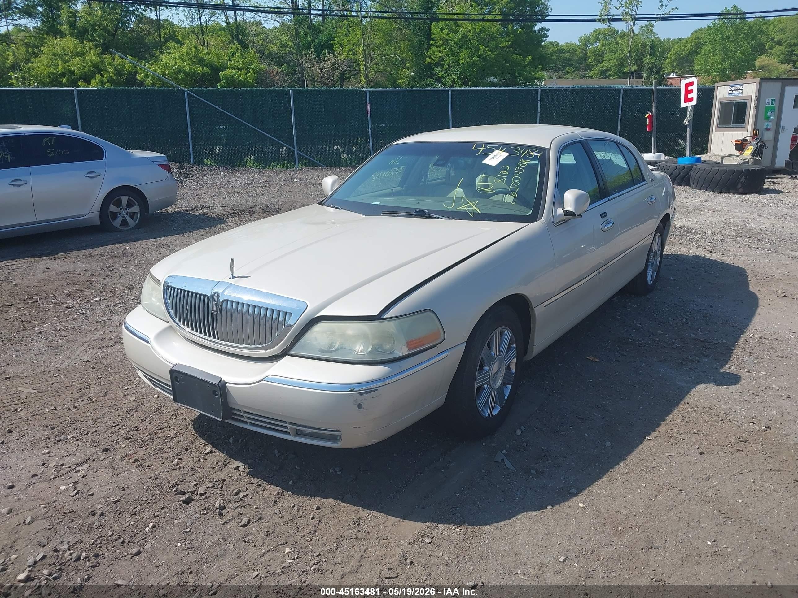 2003 Lincoln Town Car Cartier L Cream vin: 1LNHM85W23Y626752