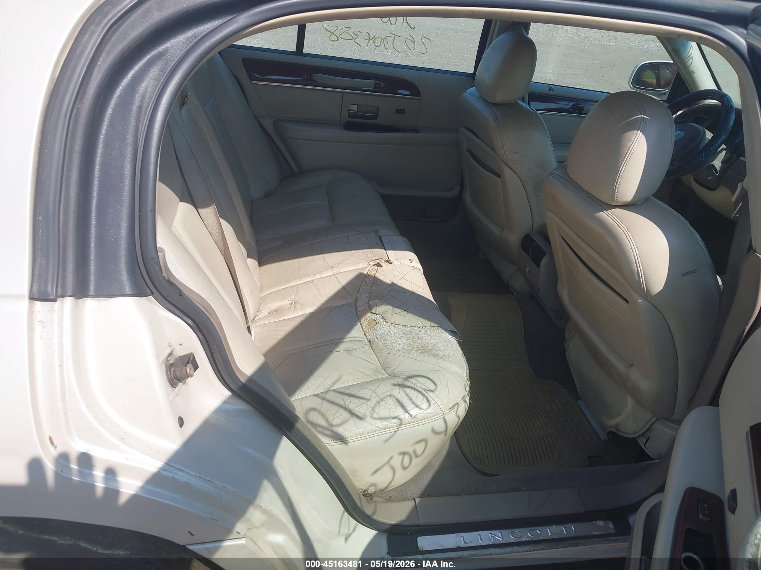 2003 Lincoln Town Car Cartier L Cream vin: 1LNHM85W23Y626752