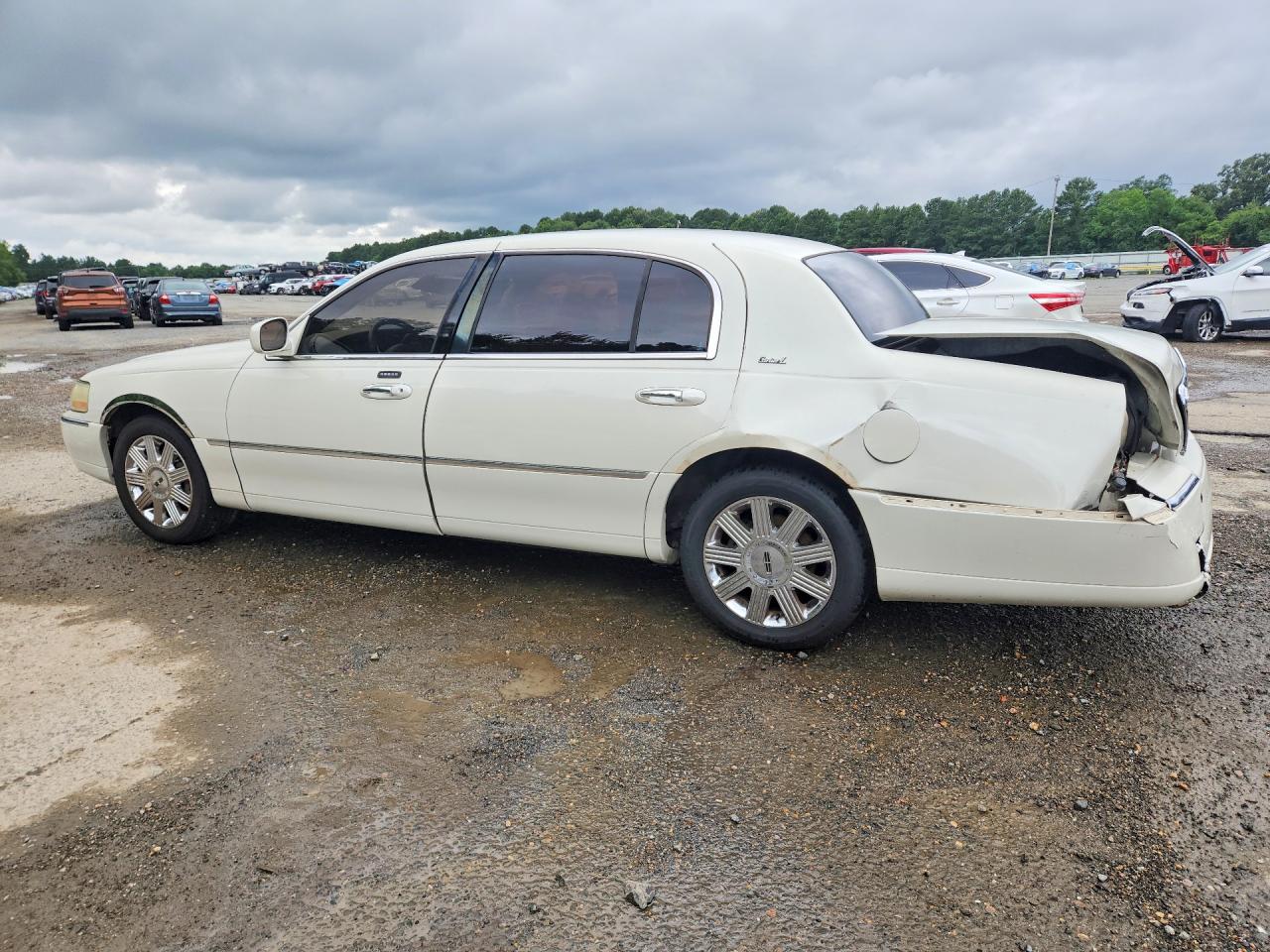 2003 Lincoln Town Car Cartier L Кремовый vin: 1LNHM85W33Y700177