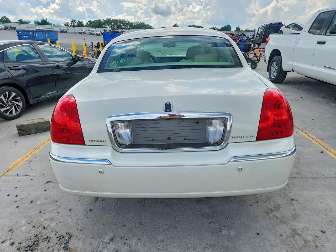 2004 Lincoln Town Car Ultimate Long Wheelbase White vin: 1LNHM85W54Y682640