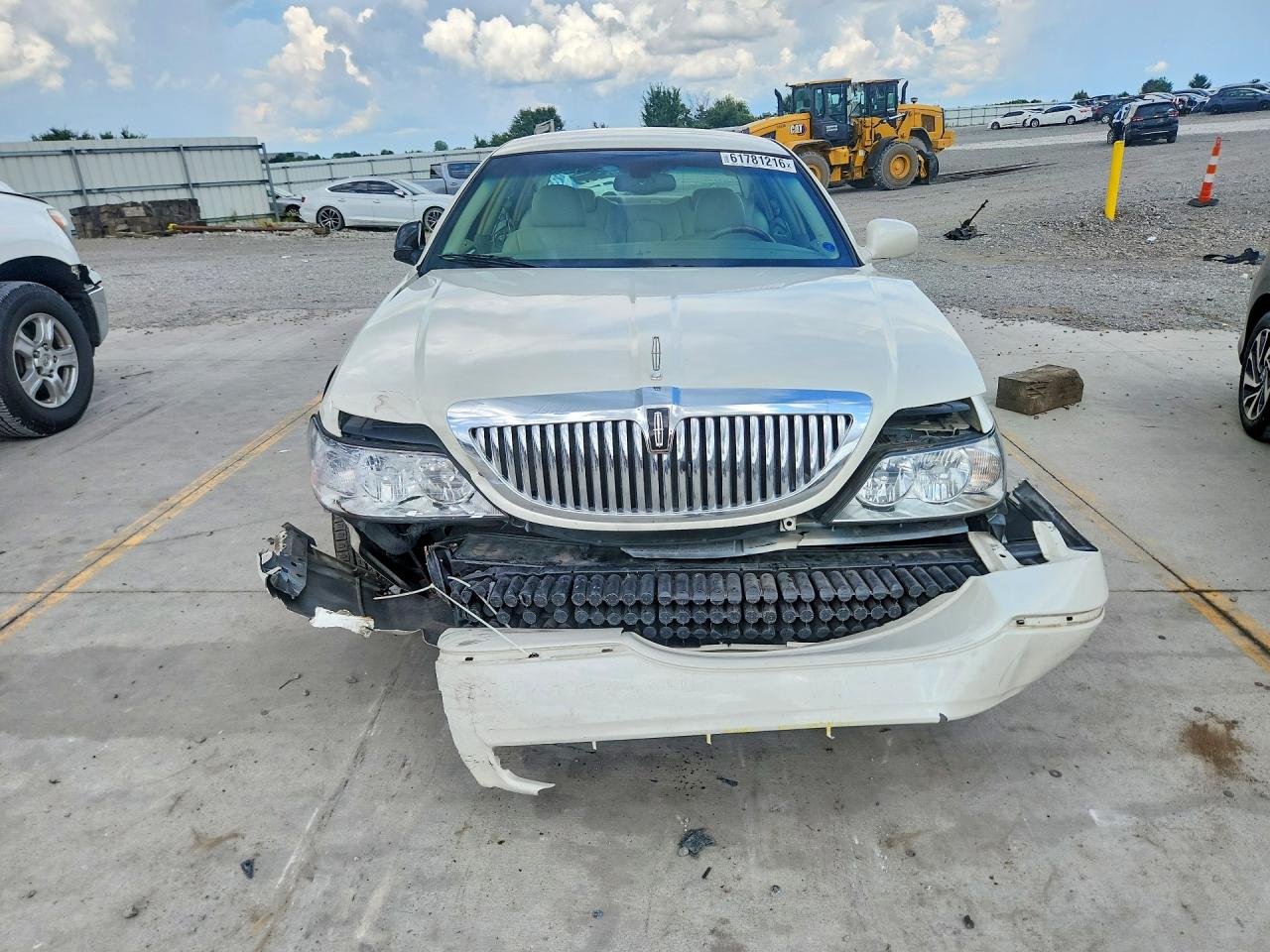 2004 Lincoln Town Car Ultimate Long Wheelbase White vin: 1LNHM85W54Y682640