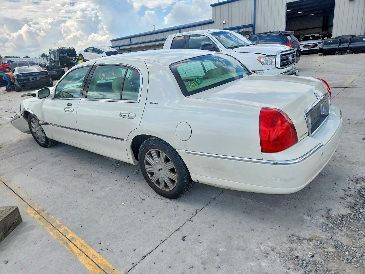 2004 Lincoln Town Car Ultimate Long Wheelbase White vin: 1LNHM85W54Y682640