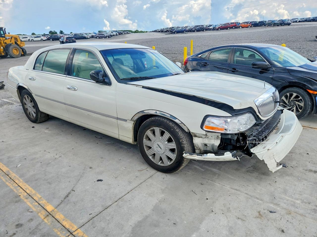 2004 Lincoln Town Car Ultimate Long Wheelbase White vin: 1LNHM85W54Y682640