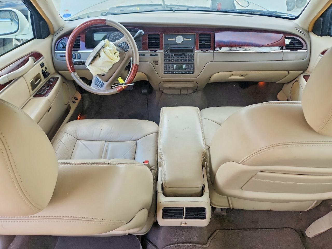 2004 Lincoln Town Car Ultimate Long Wheelbase White vin: 1LNHM85W54Y682640