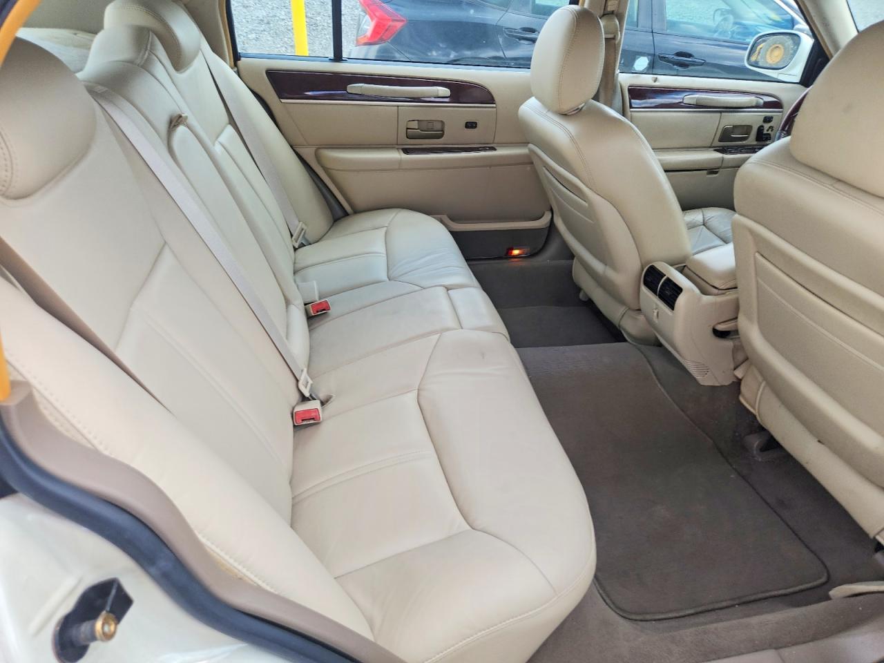 2004 Lincoln Town Car Ultimate Long Wheelbase White vin: 1LNHM85W54Y682640