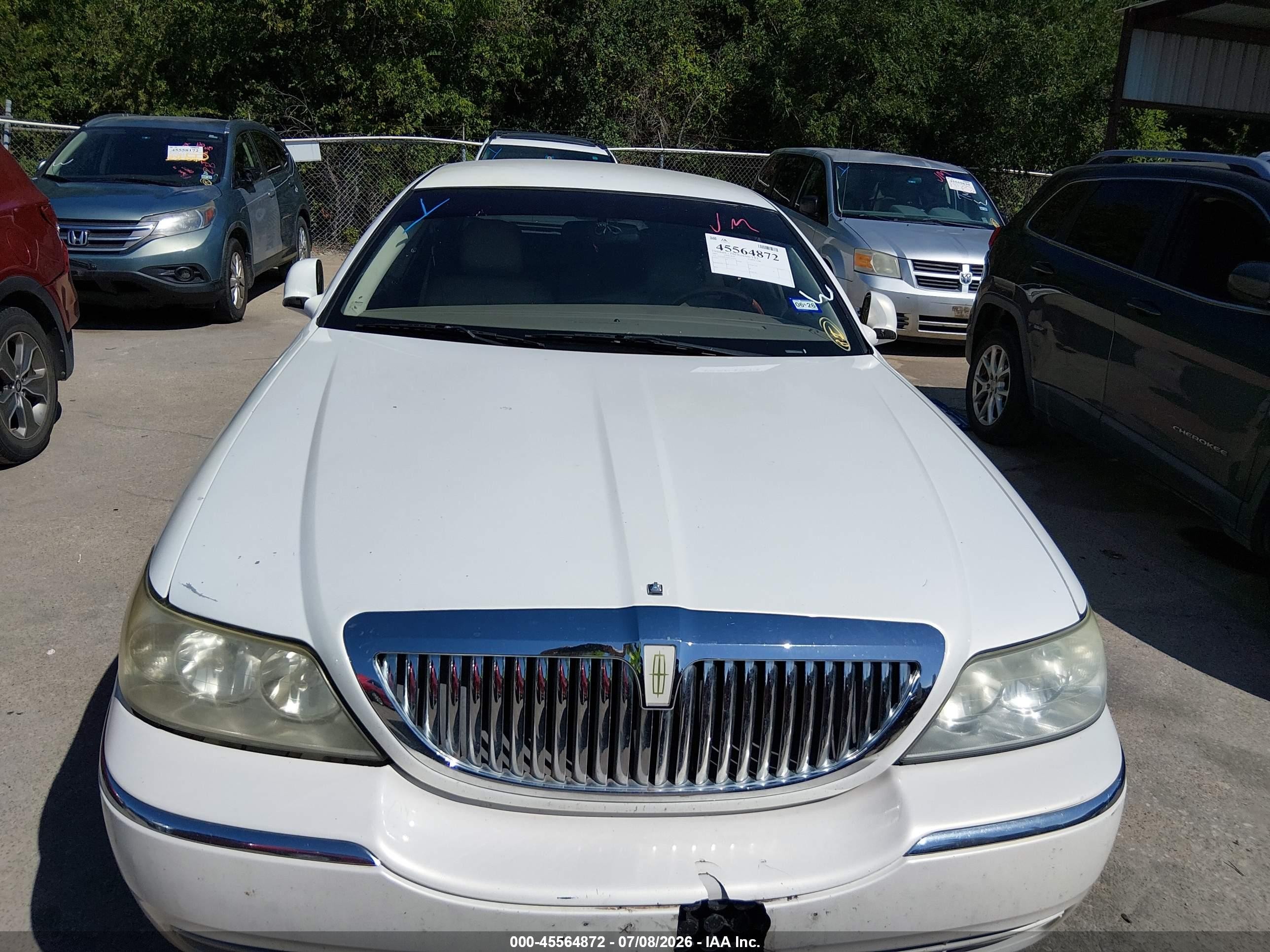 2003 Lincoln Town Car Cartier L White vin: 1LNHM85W83Y632054