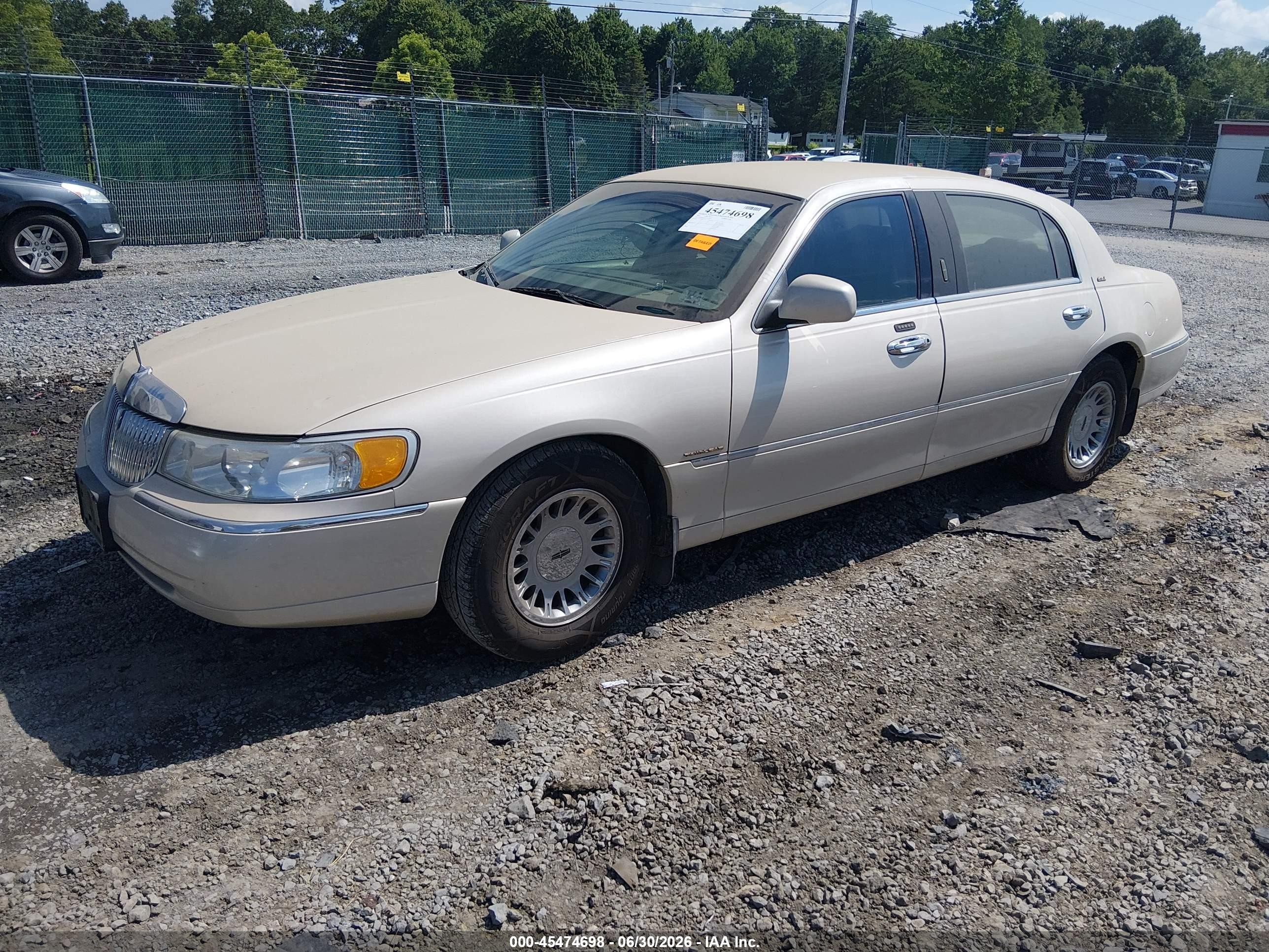 2001 Lincoln Town Car Cartier Tan vin: 1LNHM85WX1Y614071