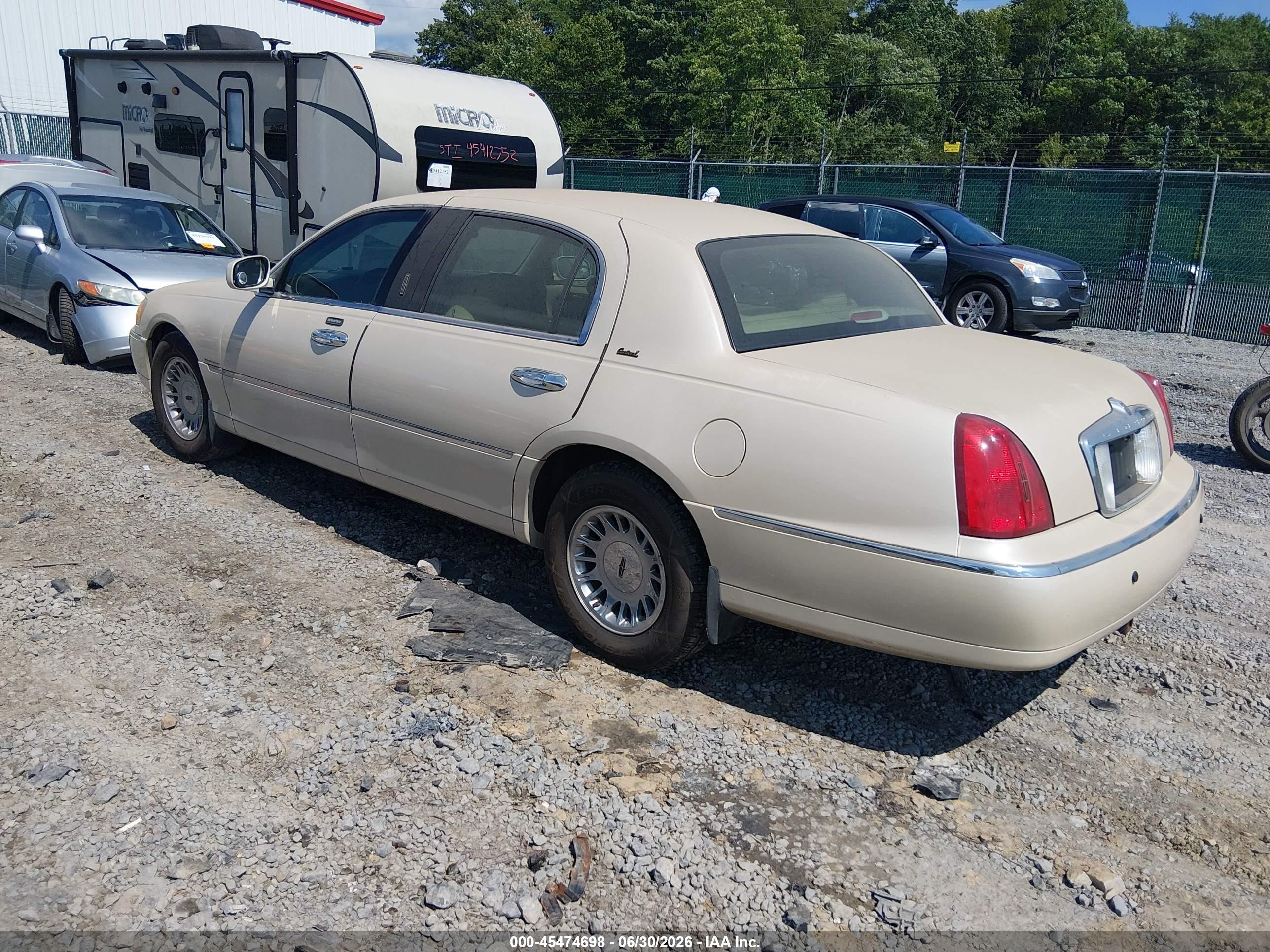 2001 Lincoln Town Car Cartier Tan vin: 1LNHM85WX1Y614071