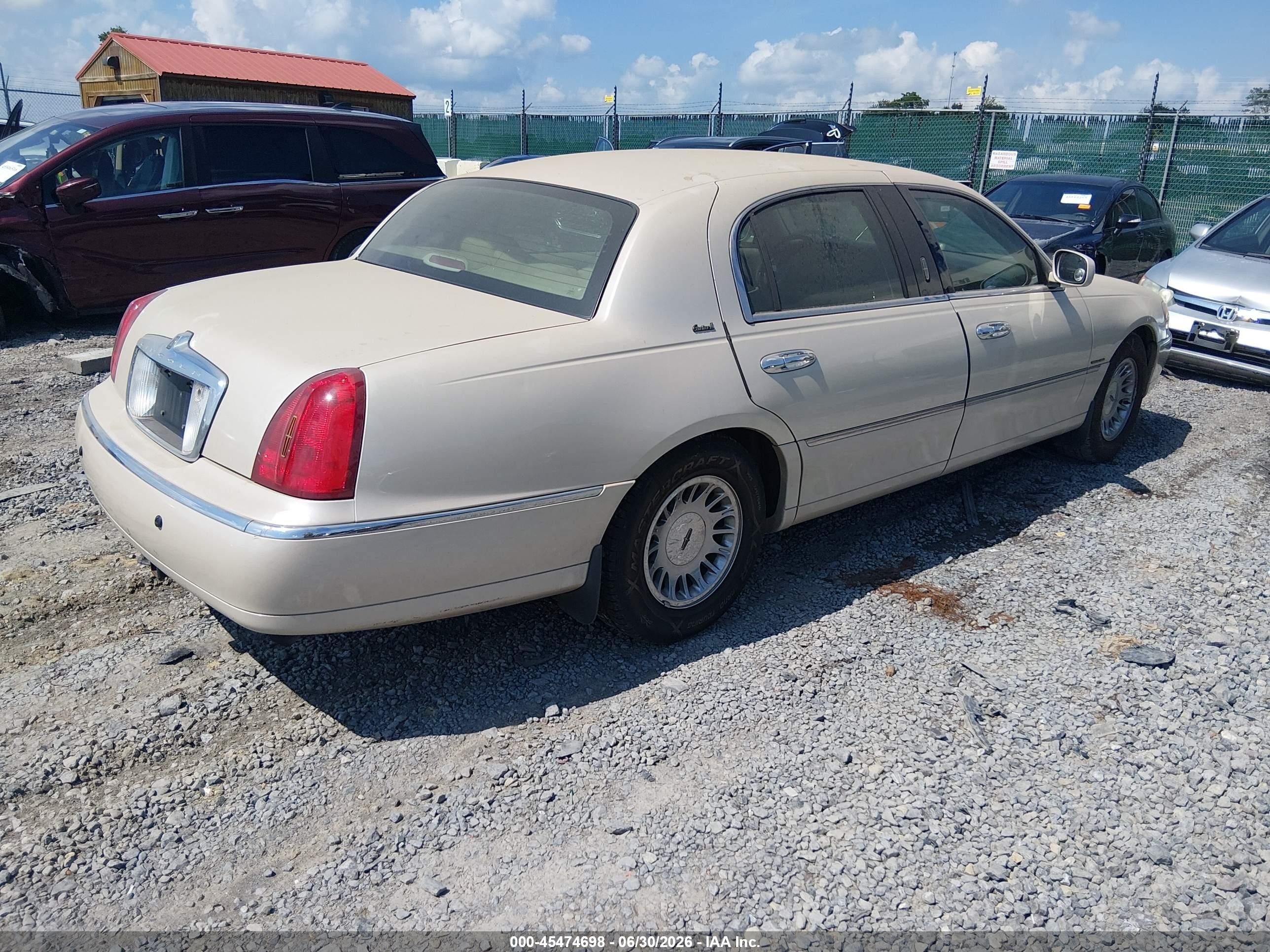 2001 Lincoln Town Car Cartier Tan vin: 1LNHM85WX1Y614071