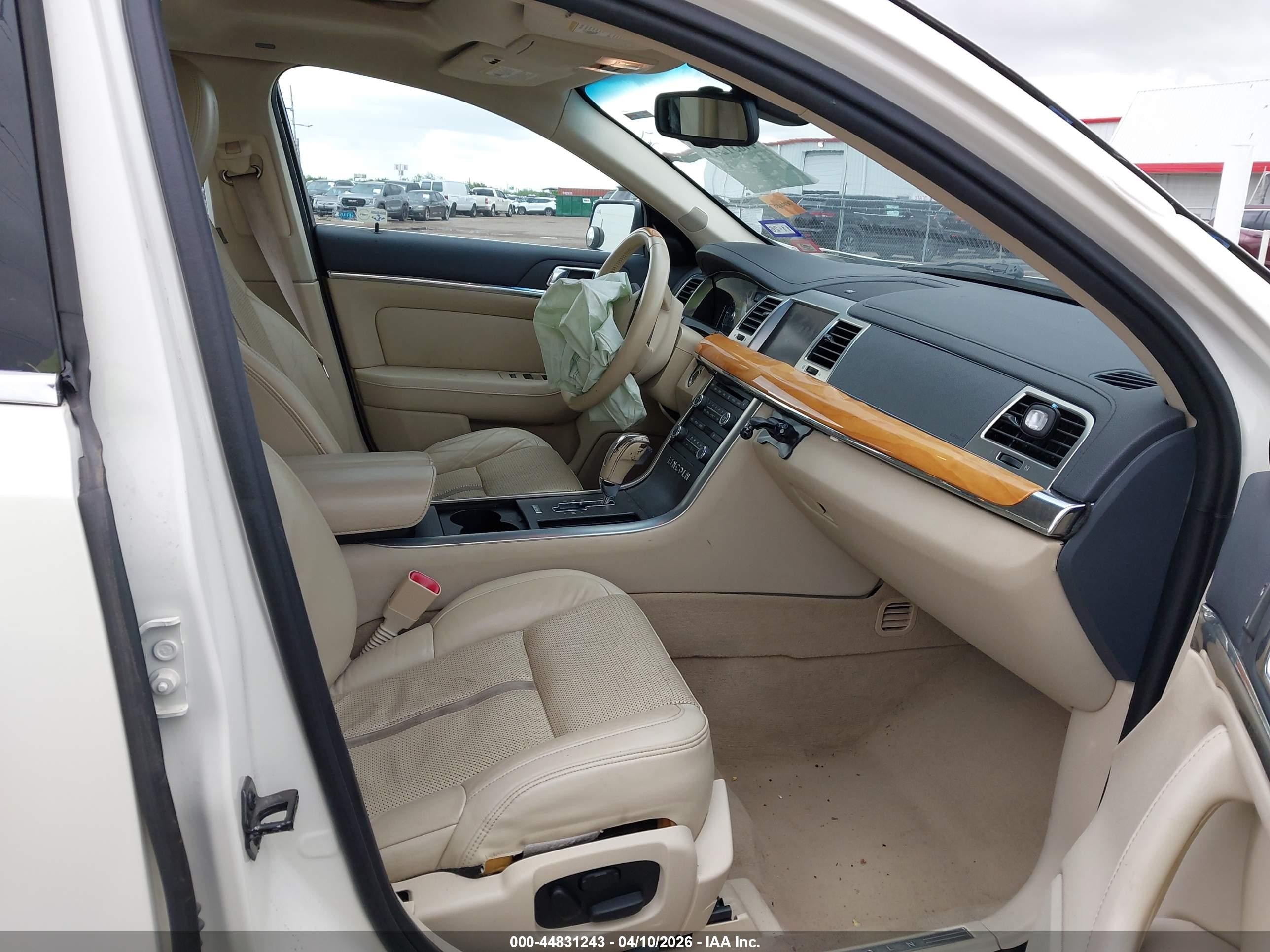 2009 Lincoln Mks   Cream vin: 1LNHM93R09G633930