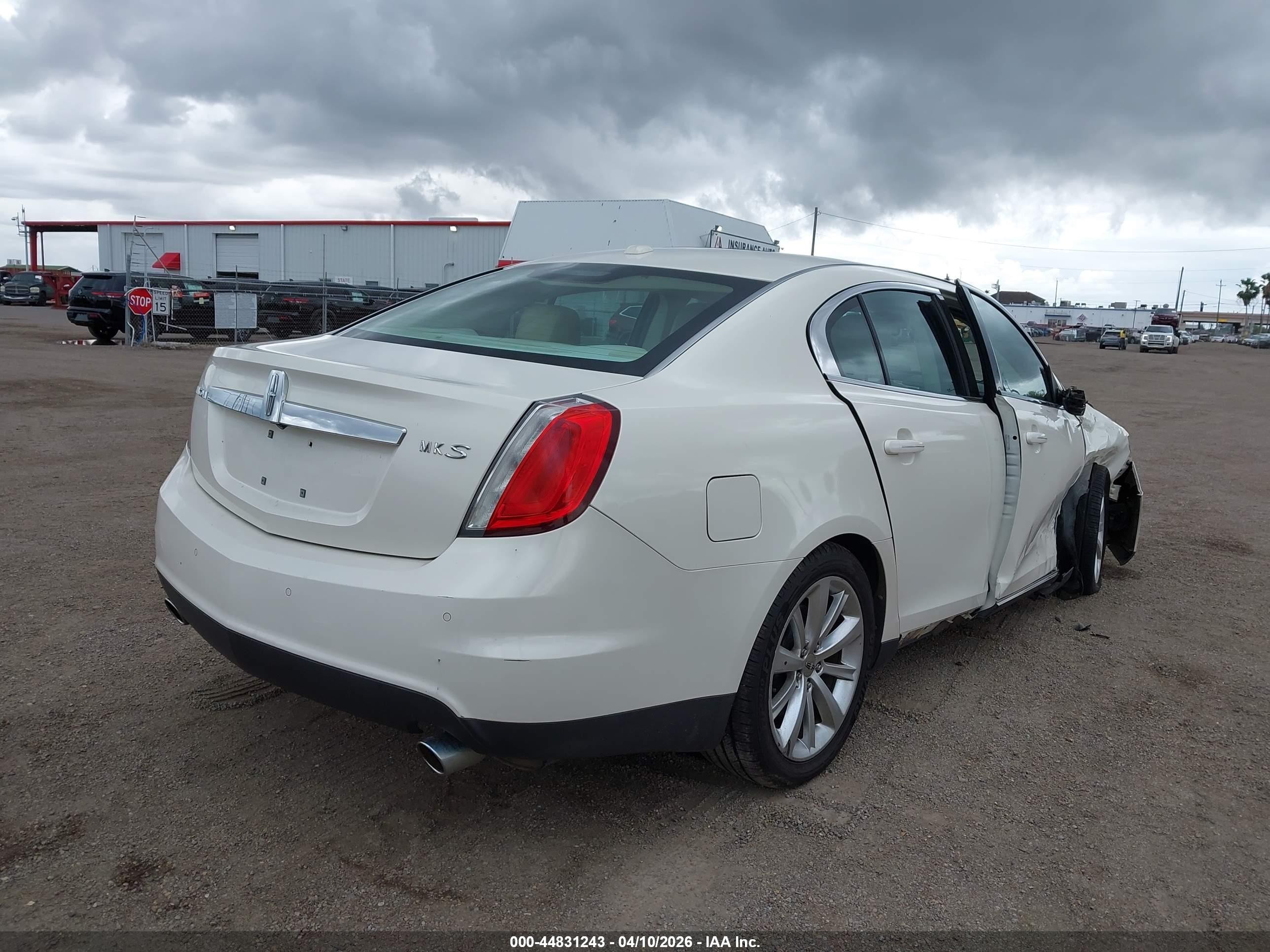 2009 Lincoln Mks   Cream vin: 1LNHM93R09G633930
