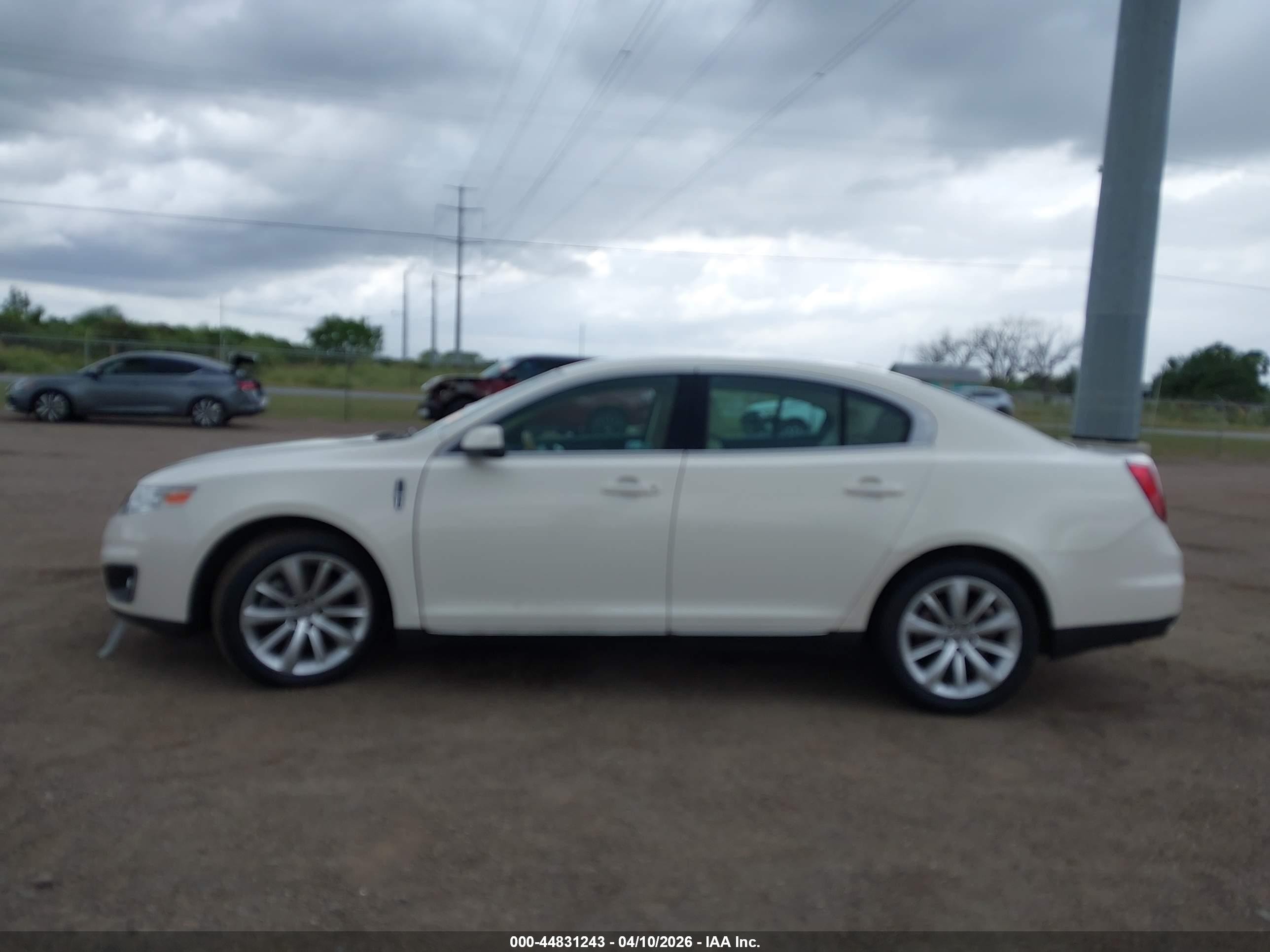 2009 Lincoln Mks   Cream vin: 1LNHM93R09G633930