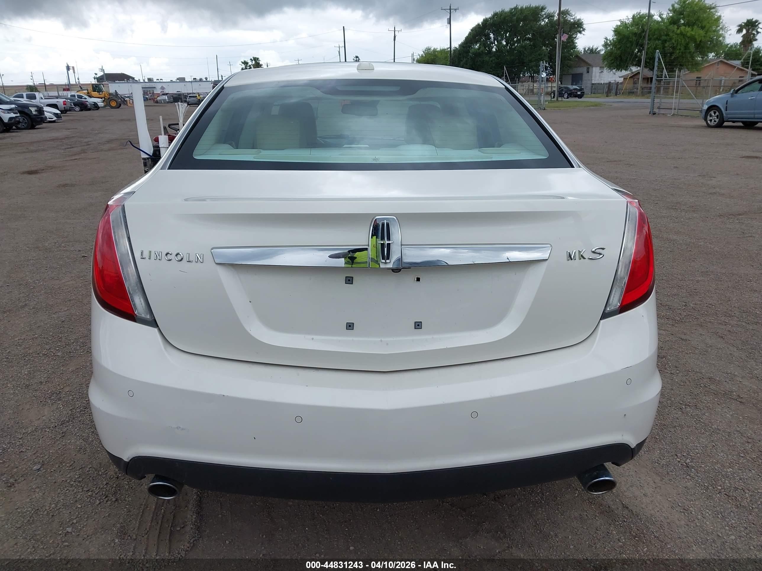 2009 Lincoln Mks   Cream vin: 1LNHM93R09G633930