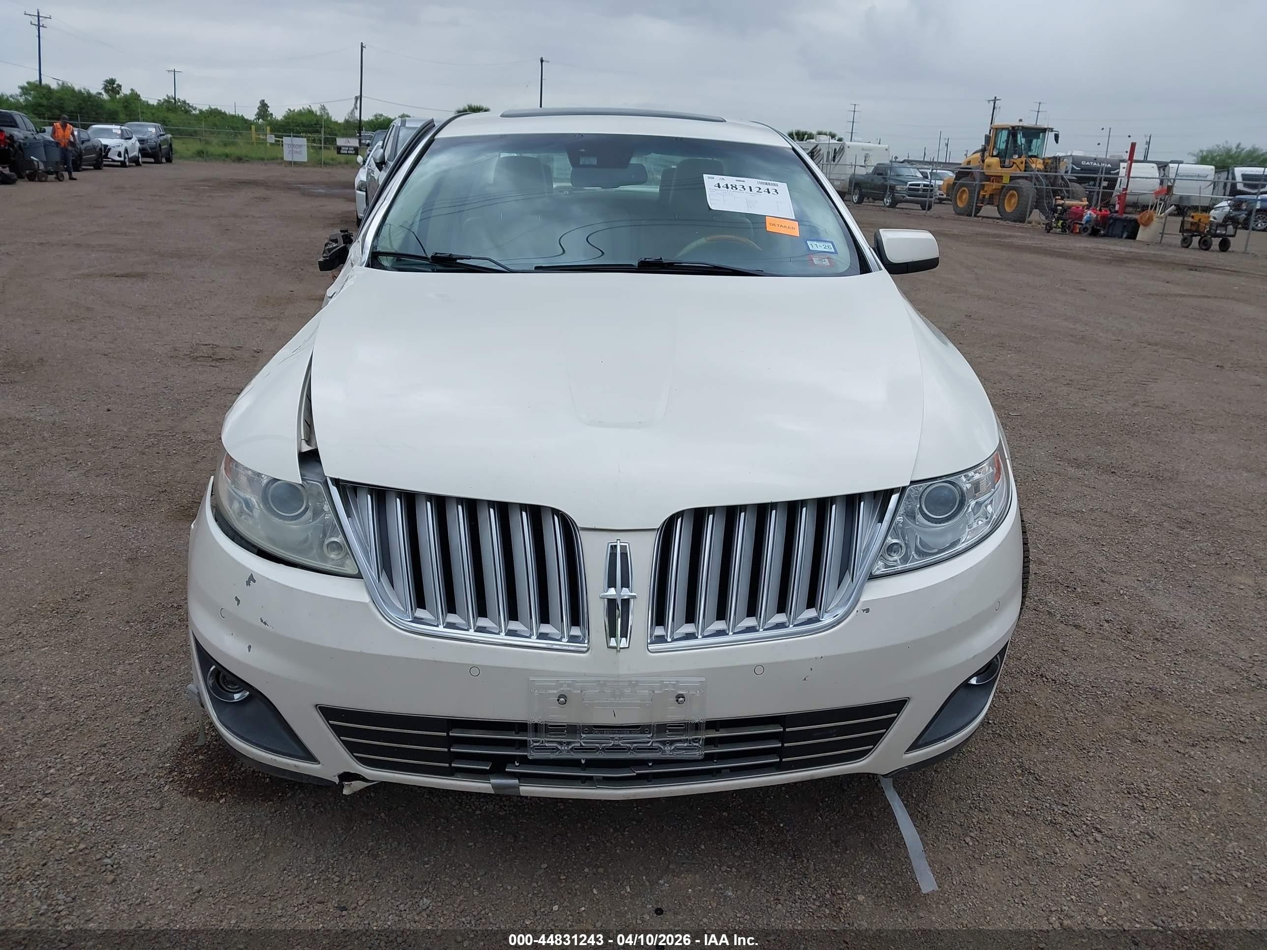 2009 Lincoln Mks   Cream vin: 1LNHM93R09G633930