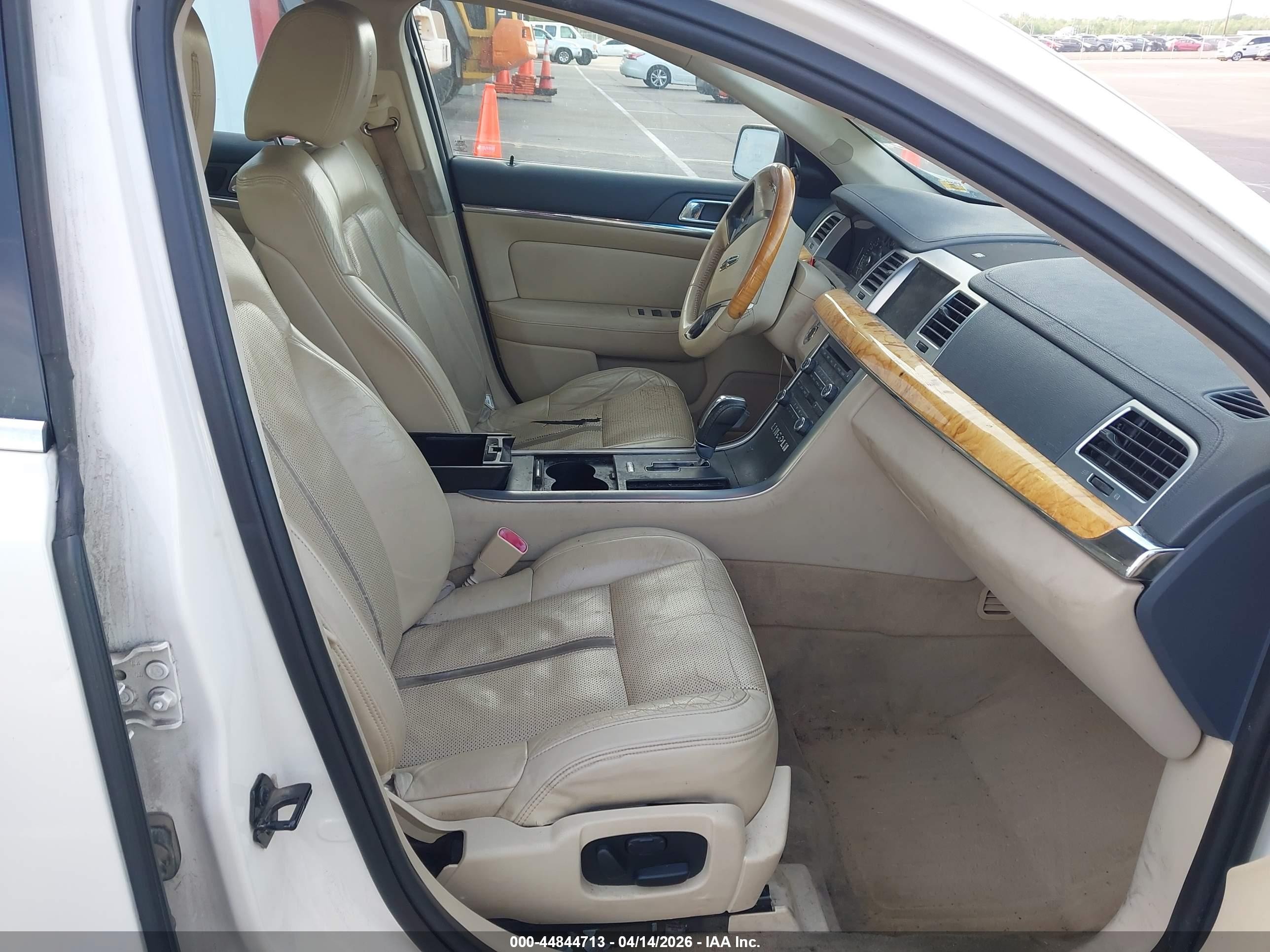 2009 Lincoln Mks   Cream vin: 1LNHM93R49G602146