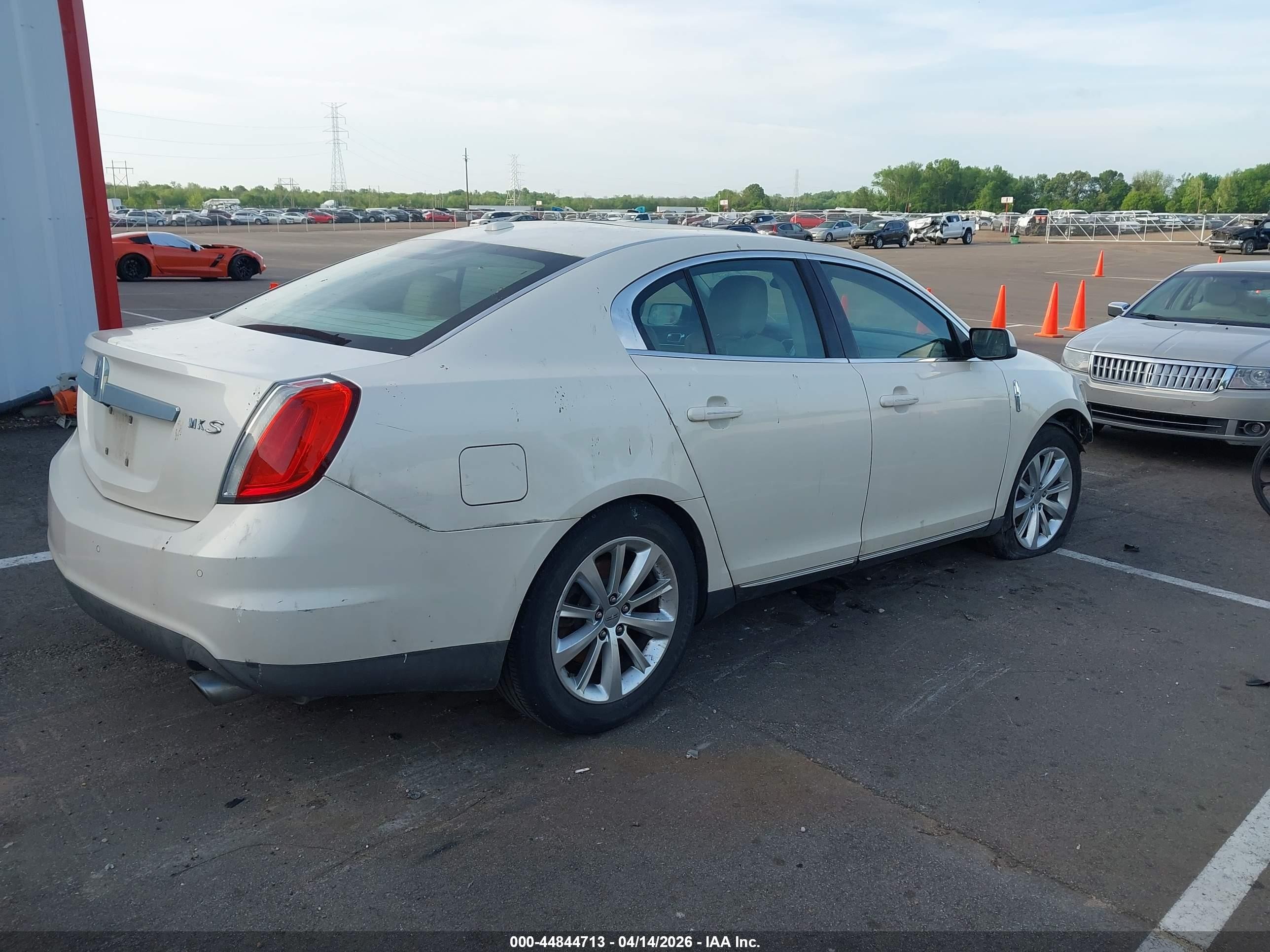 2009 Lincoln Mks   Cream vin: 1LNHM93R49G602146