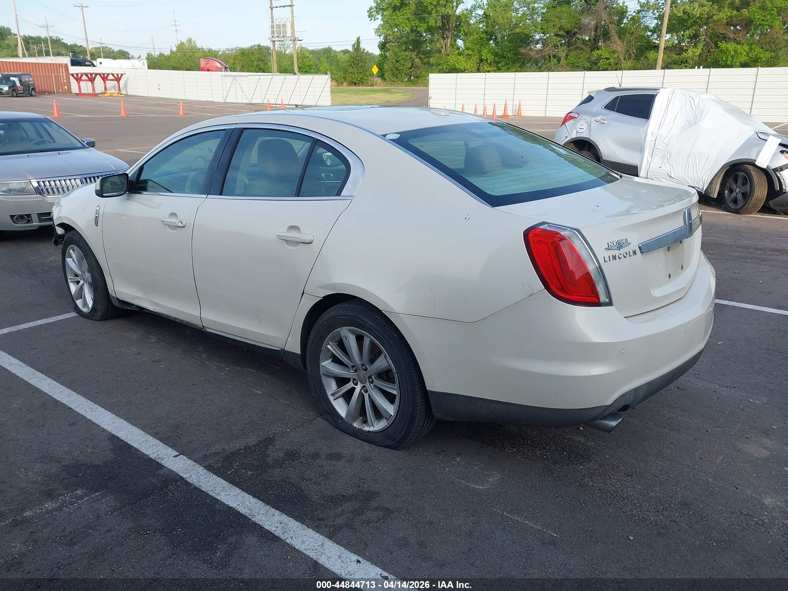 2009 Lincoln Mks   Cream vin: 1LNHM93R49G602146