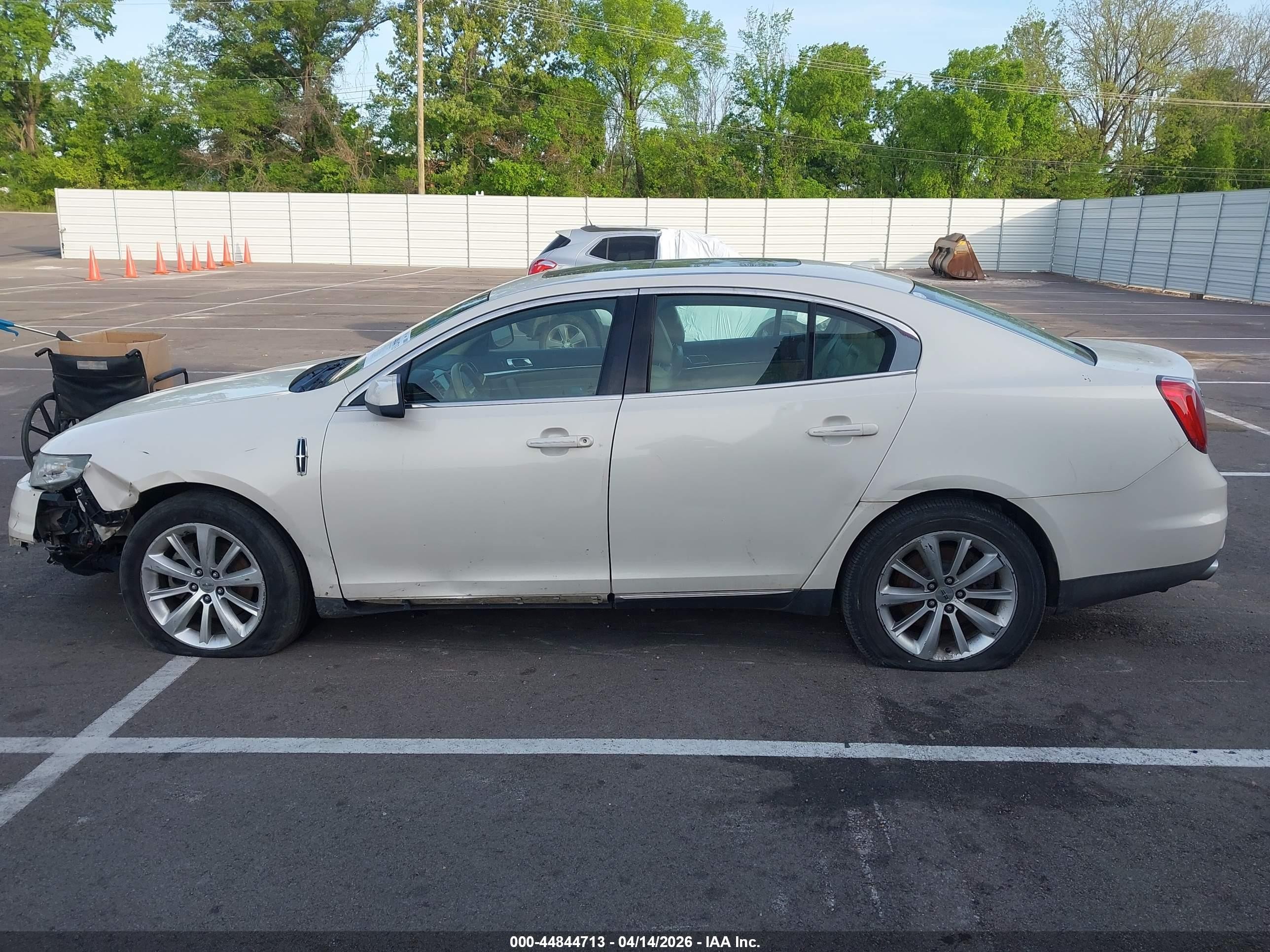 2009 Lincoln Mks   Cream vin: 1LNHM93R49G602146