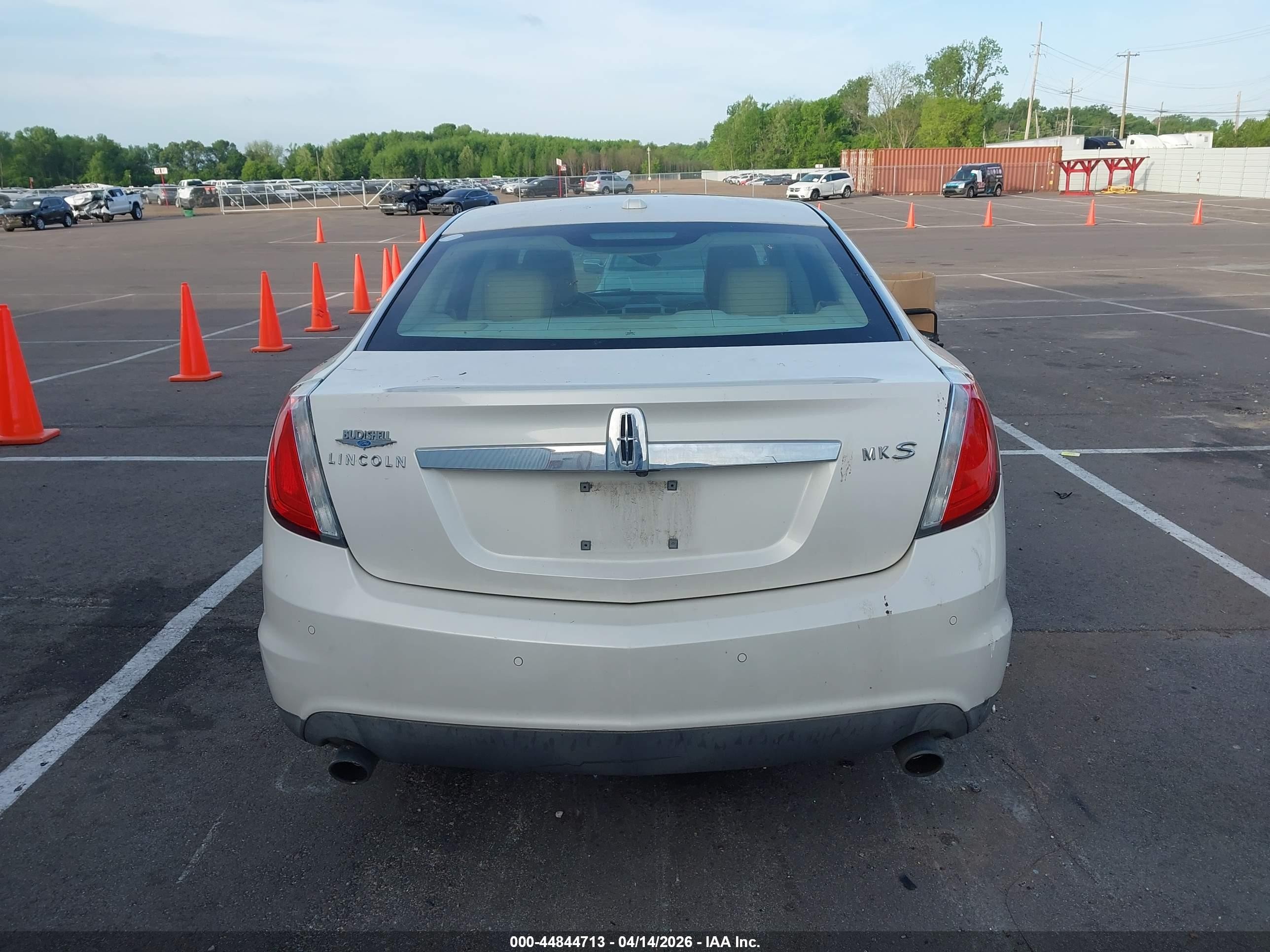 2009 Lincoln Mks   Cream vin: 1LNHM93R49G602146