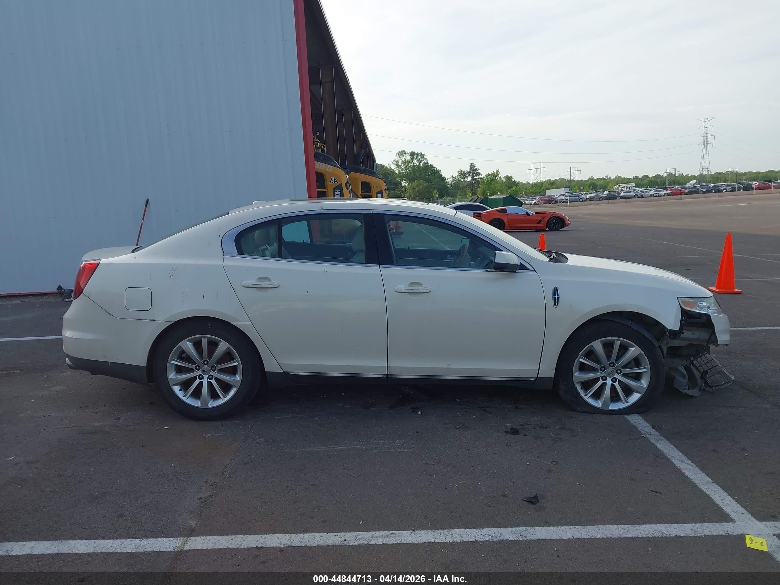 2009 Lincoln Mks   Cream vin: 1LNHM93R49G602146
