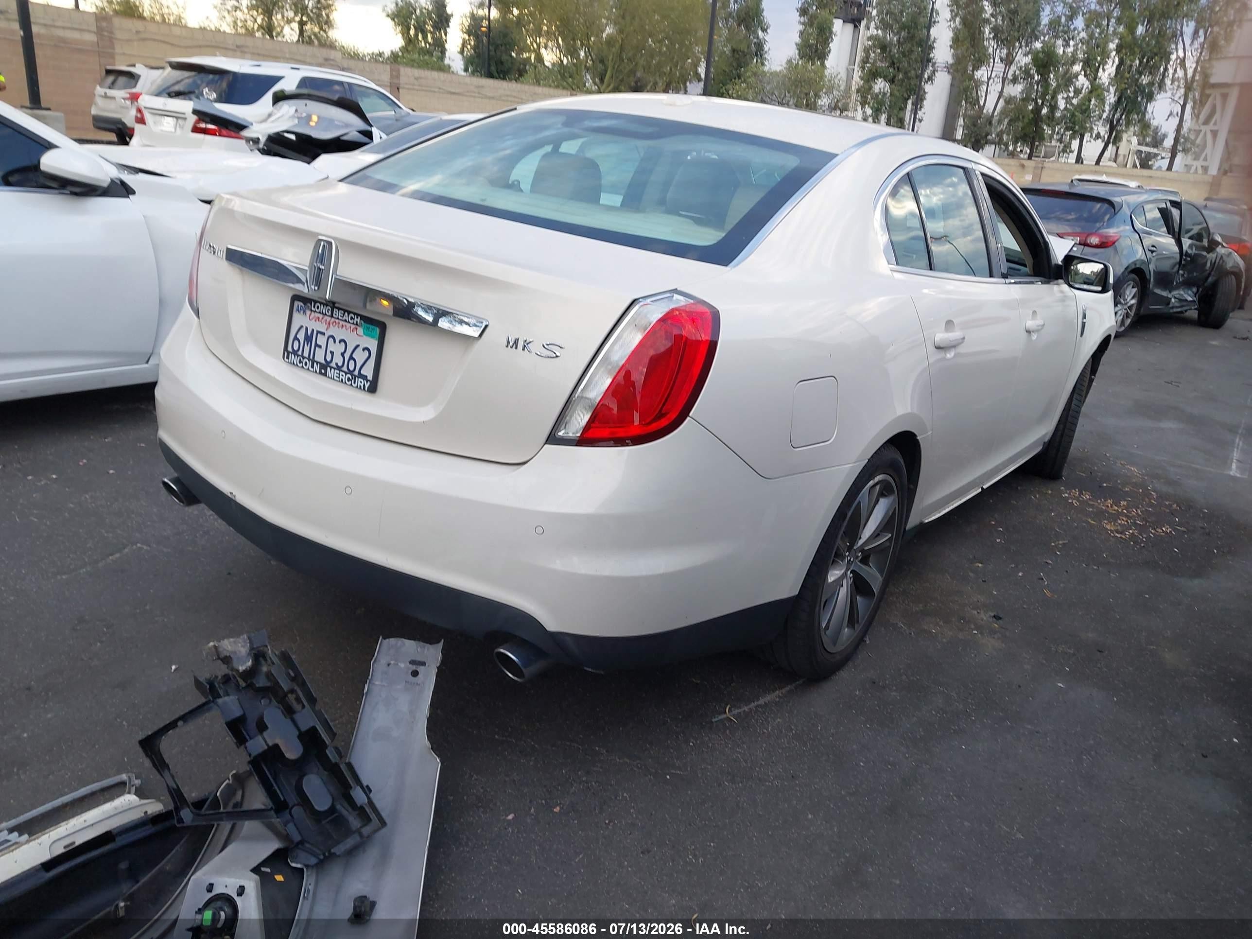 2009 Lincoln Mks   White vin: 1LNHM93R69G608563