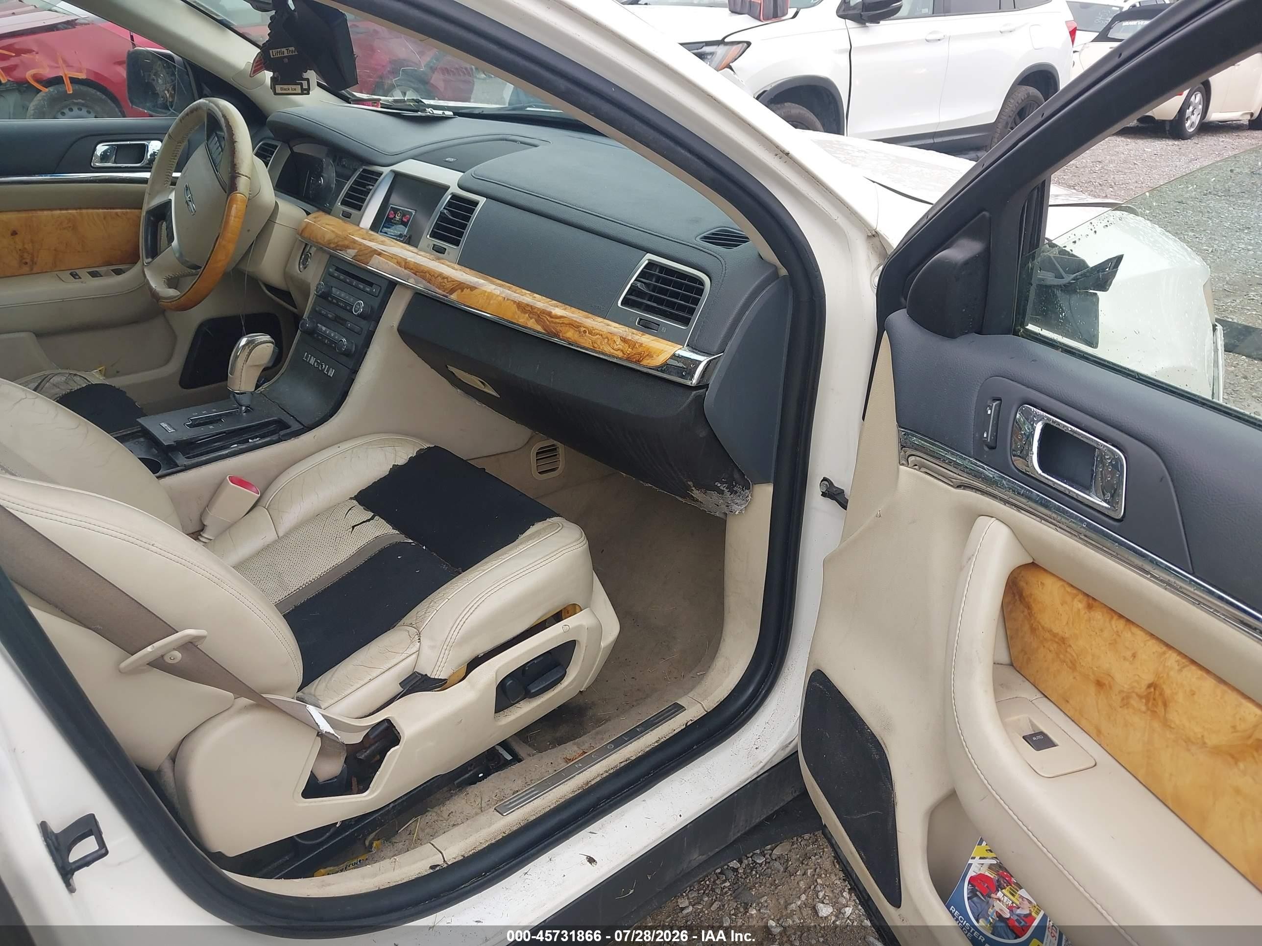 2009 Lincoln Mks   Cream vin: 1LNHM94R09G617838