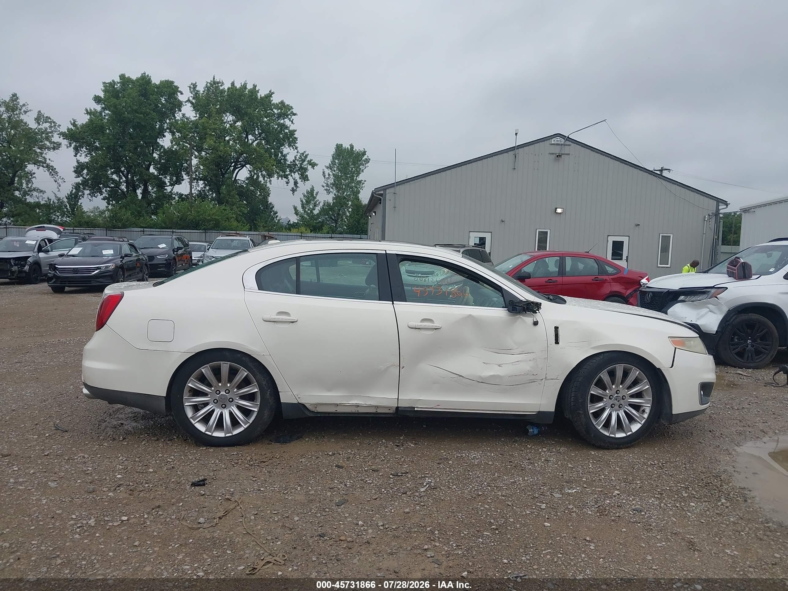 2009 Lincoln Mks   Cream vin: 1LNHM94R09G617838