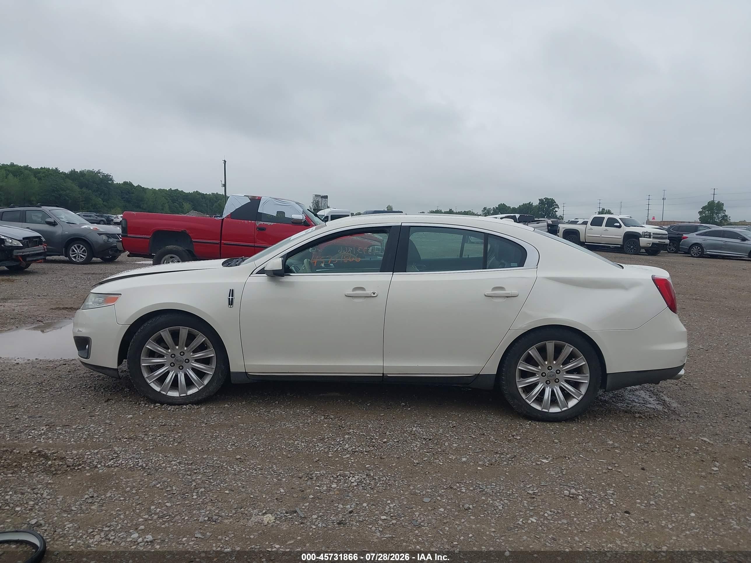 2009 Lincoln Mks   Cream vin: 1LNHM94R09G617838